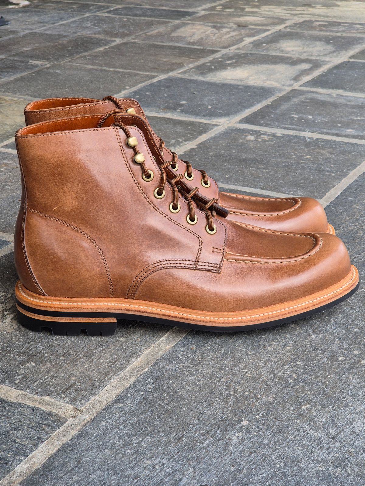 Photo by fjaagewaage on October 1, 2024 of the Grant Stone Brass Boot in Horween Dune Chromexcel.
