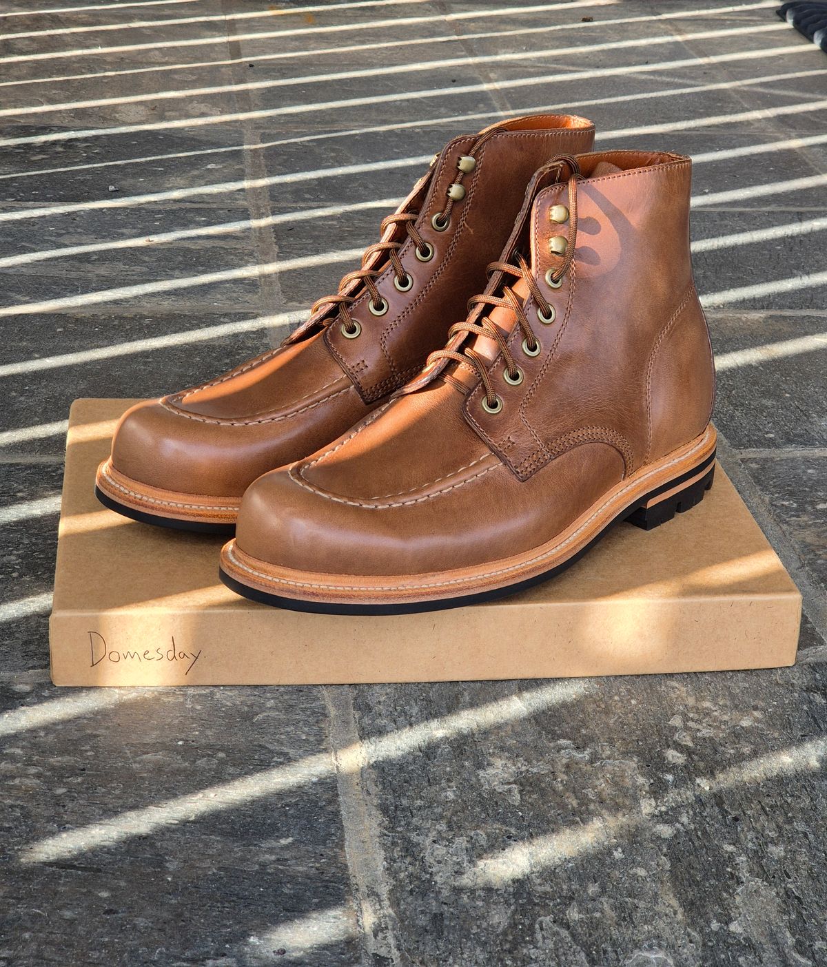 Photo by fjaagewaage on October 1, 2024 of the Grant Stone Brass Boot in Horween Dune Chromexcel.