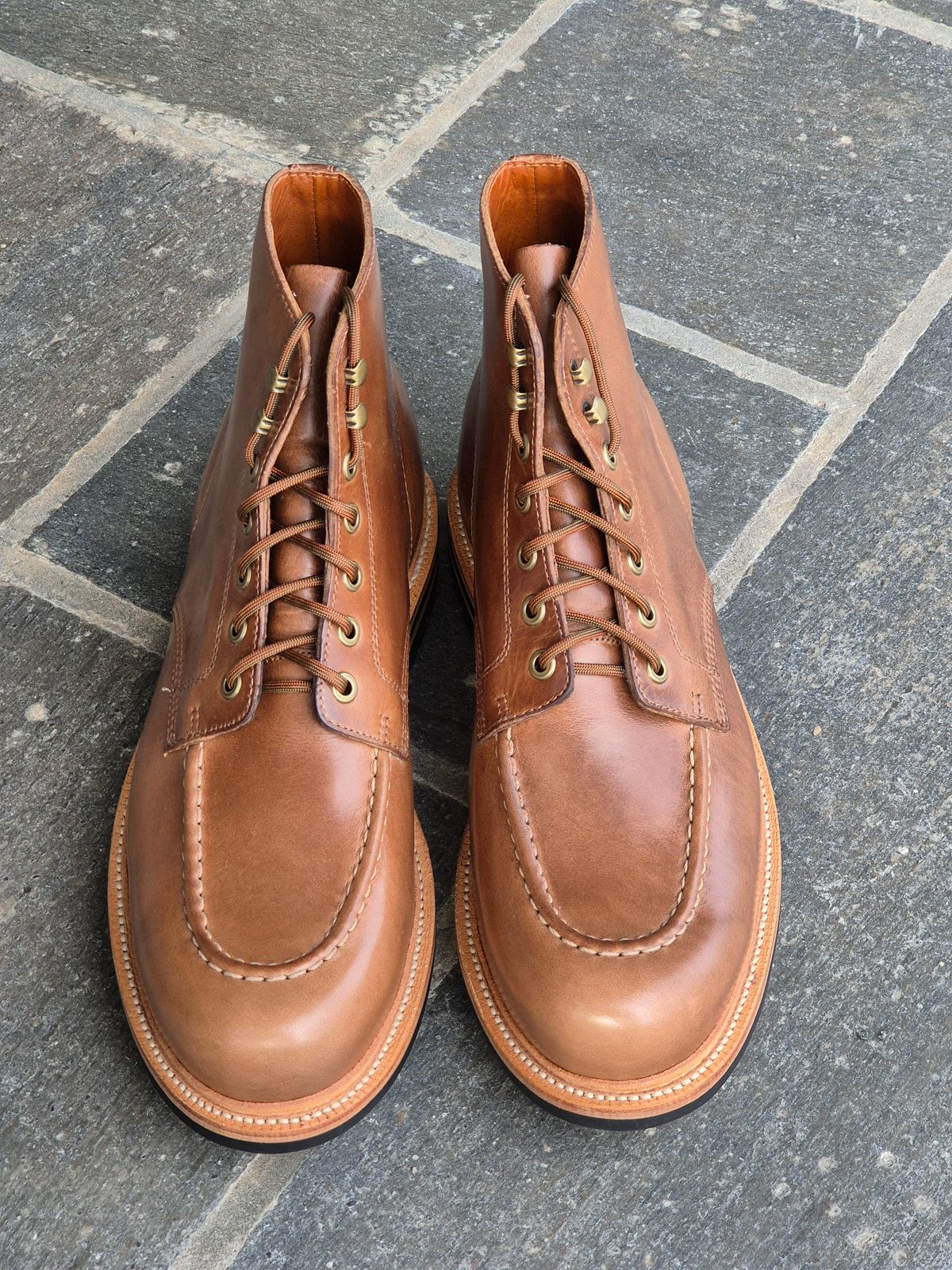 Photo by fjaagewaage on October 1, 2024 of the Grant Stone Brass Boot in Horween Dune Chromexcel.