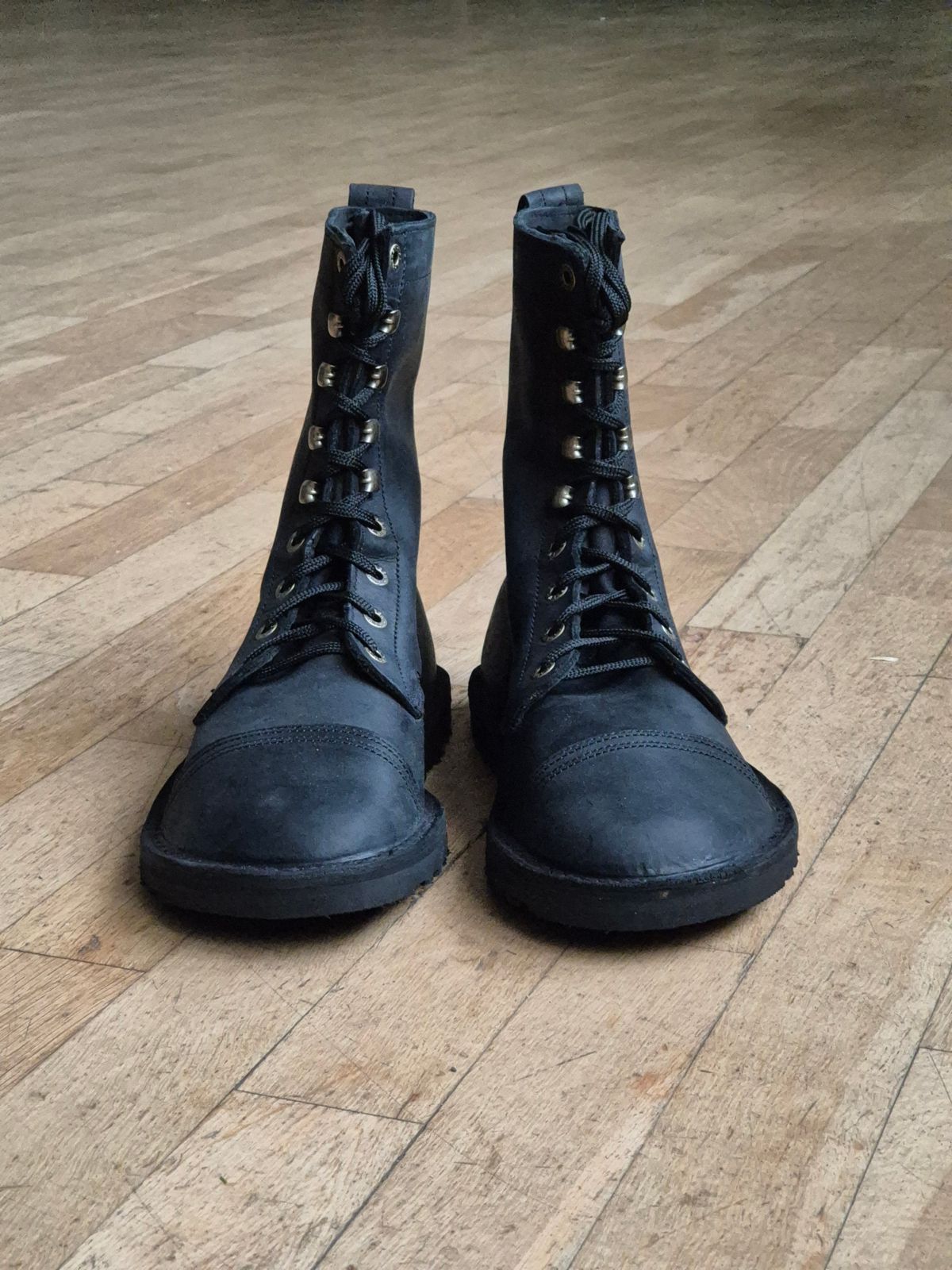 Photo by fjaagewaage on October 7, 2024 of the Jim Green African Trooper Barefoot Boot in Houston Black.