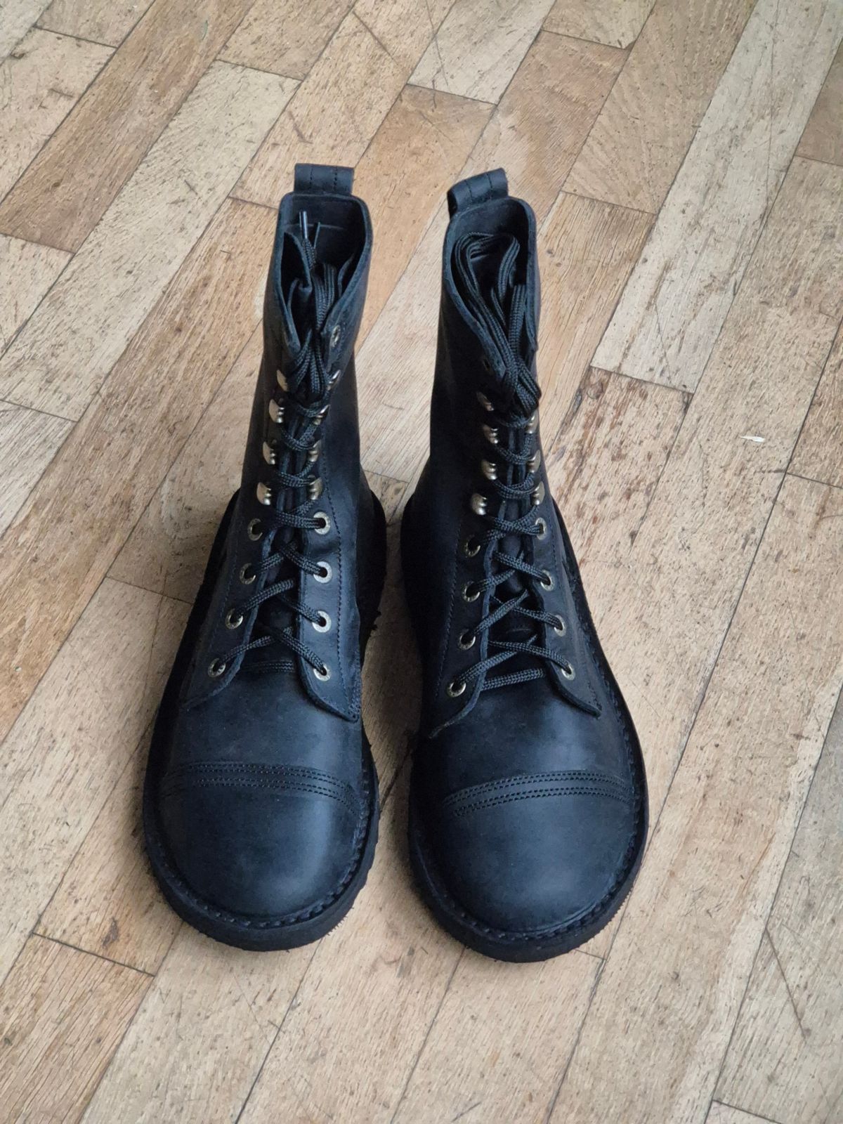 Photo by fjaagewaage on October 7, 2024 of the Jim Green African Trooper Barefoot Boot in Houston Black.