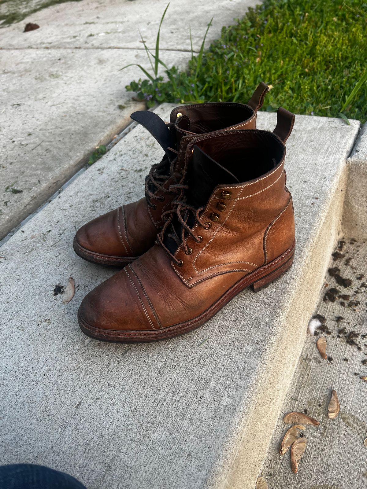 Photo by pillar13 on May 15, 2023 of the Blkbrd Shoemaker Dixon Cap Toe Derby Boot in Horween Natural Chromexcel.