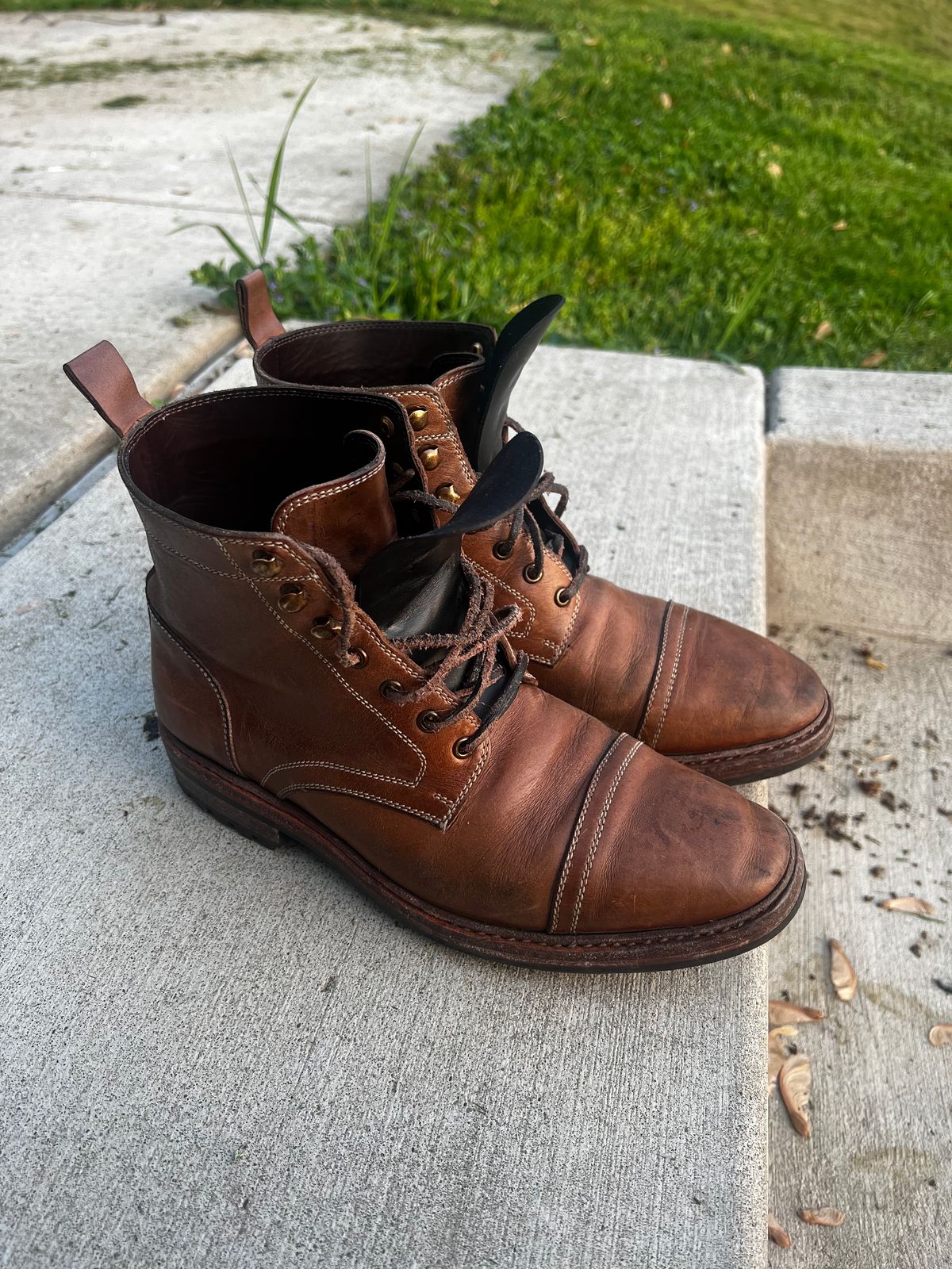 Photo by pillar13 on May 15, 2023 of the Blkbrd Shoemaker Dixon Cap Toe Derby Boot in Horween Natural Chromexcel.