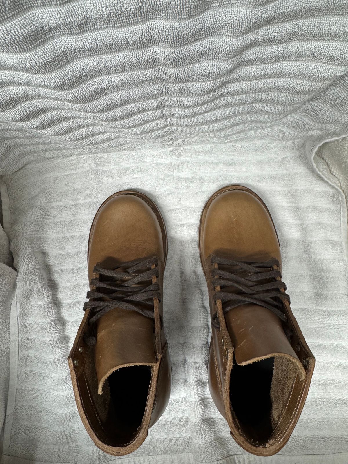 Photo by pillar13 on October 1, 2024 of the Self-Made Service Boot in Horween Natural Chromexcel.