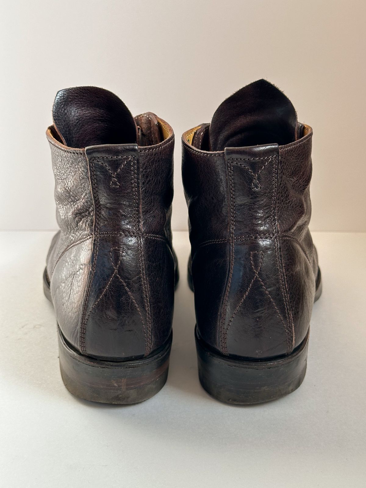 Photo by storybook.oak on November 5, 2024 of the Unsung Union 6i Wholecut in Horween Dark Brown Aspen Horsefront.
