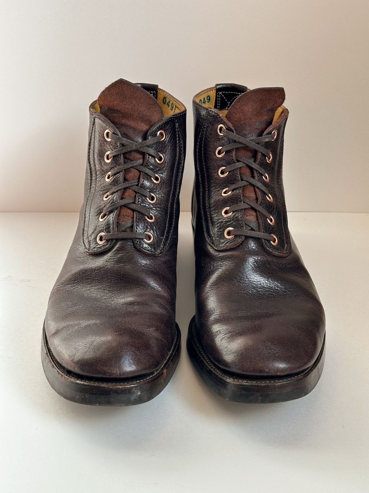 Photo by storybook.oak on November 5, 2024 of the Unsung Union 6i Wholecut in Horween Dark Brown Aspen Horsefront.