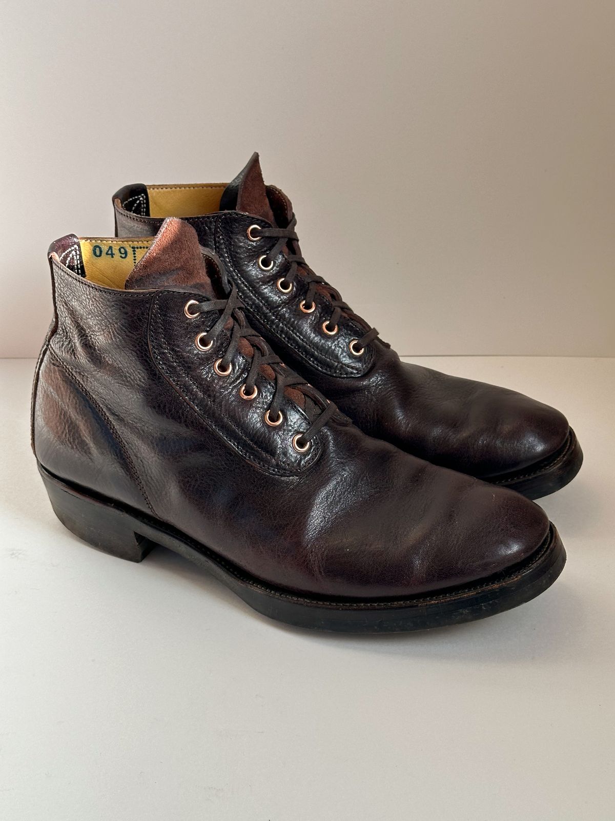 Photo by storybook.oak on November 5, 2024 of the Unsung Union 6i Wholecut in Horween Dark Brown Aspen Horsefront.