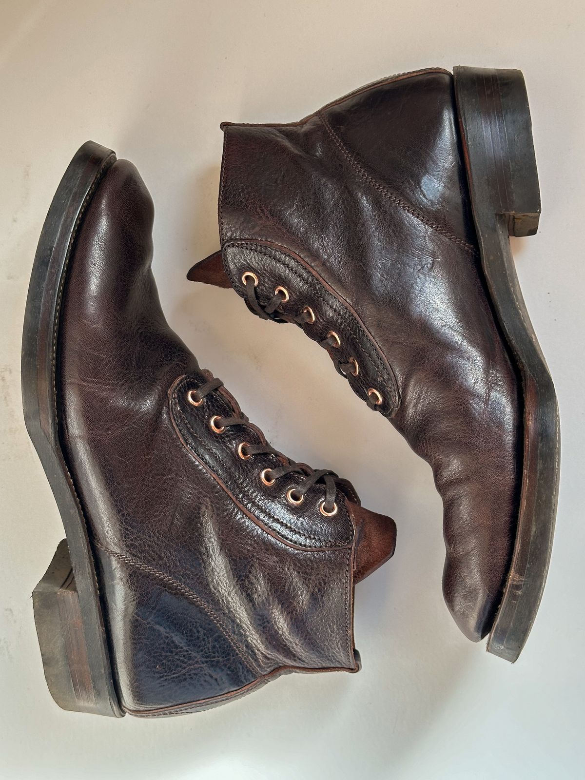Photo by storybook.oak on November 5, 2024 of the Unsung Union 6i Wholecut in Horween Dark Brown Aspen Horsefront.