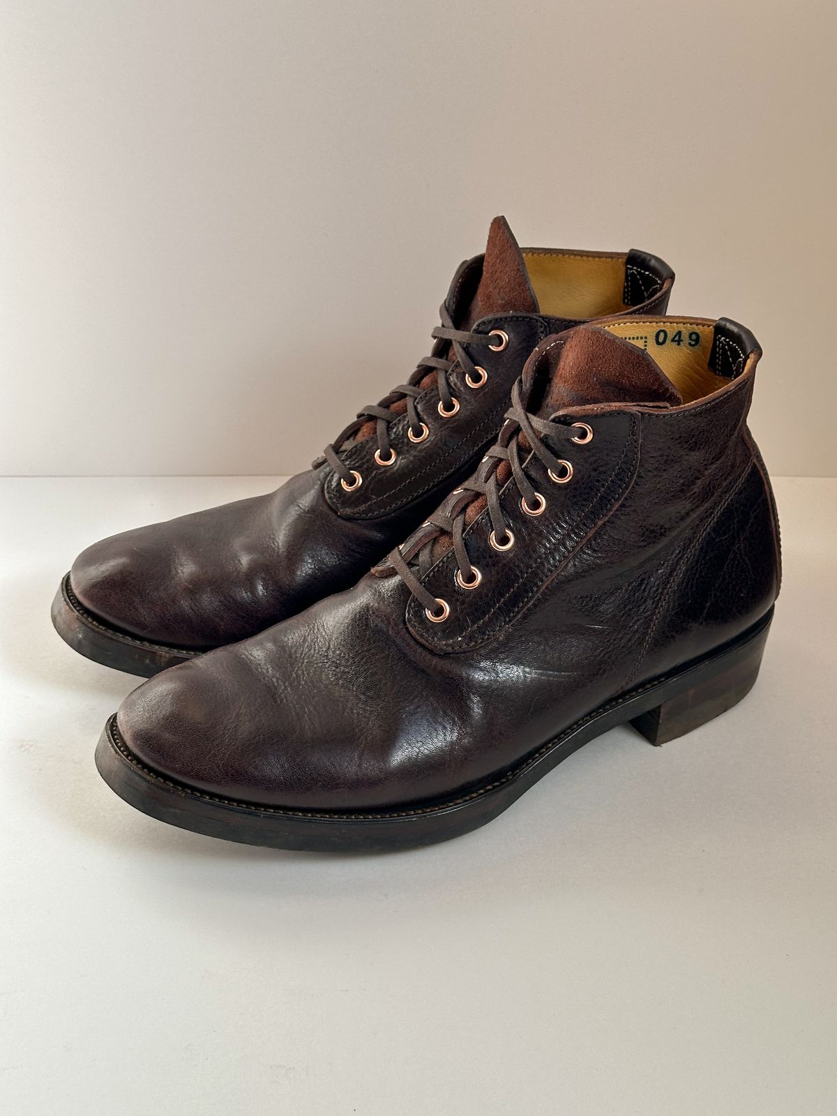 Photo by storybook.oak on November 5, 2024 of the Unsung Union 6i Wholecut in Horween Dark Brown Aspen Horsefront.