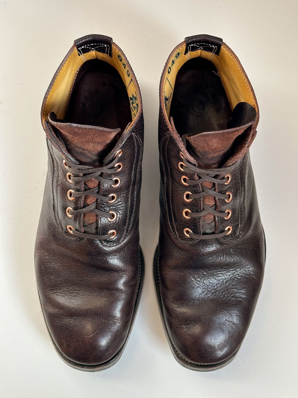 Photo by storybook.oak on November 5, 2024 of the Unsung Union 6i Wholecut in Horween Dark Brown Aspen Horsefront.