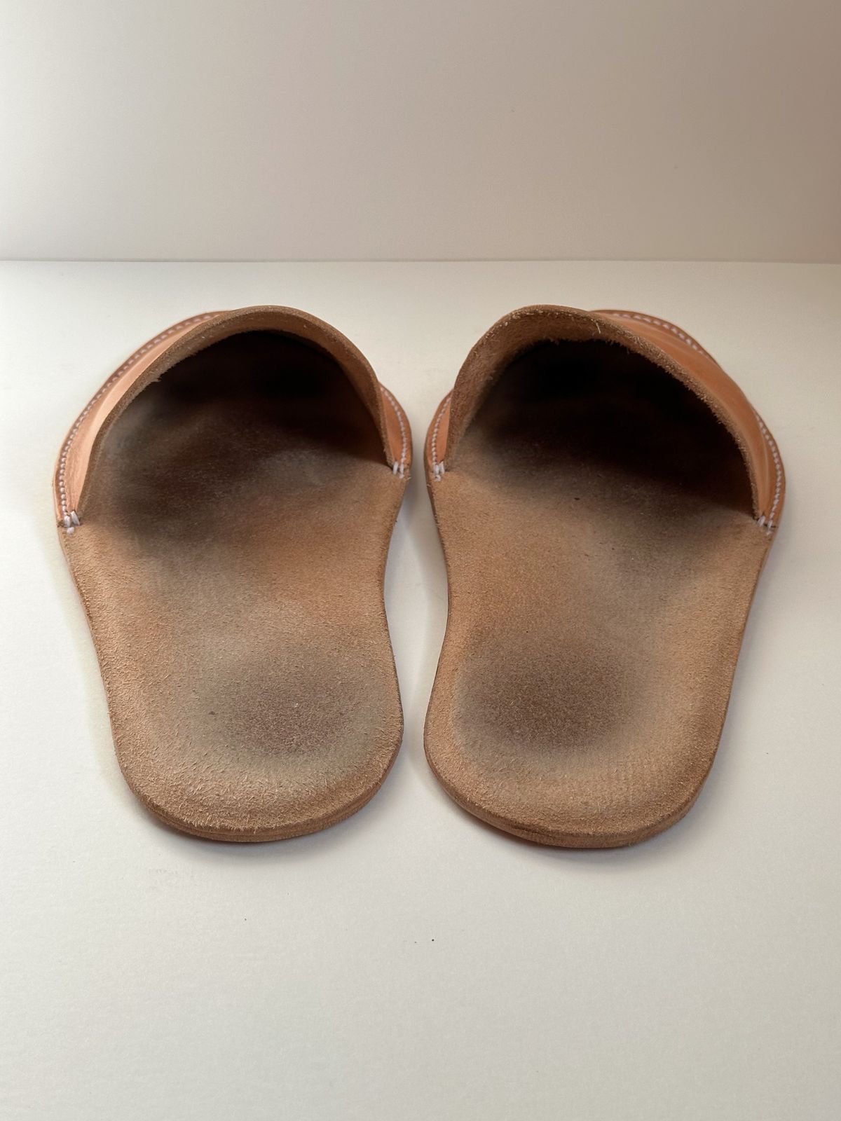 Photo by storybook.oak on November 5, 2024 of the Self-Made Slide in Horween Natural Essex.