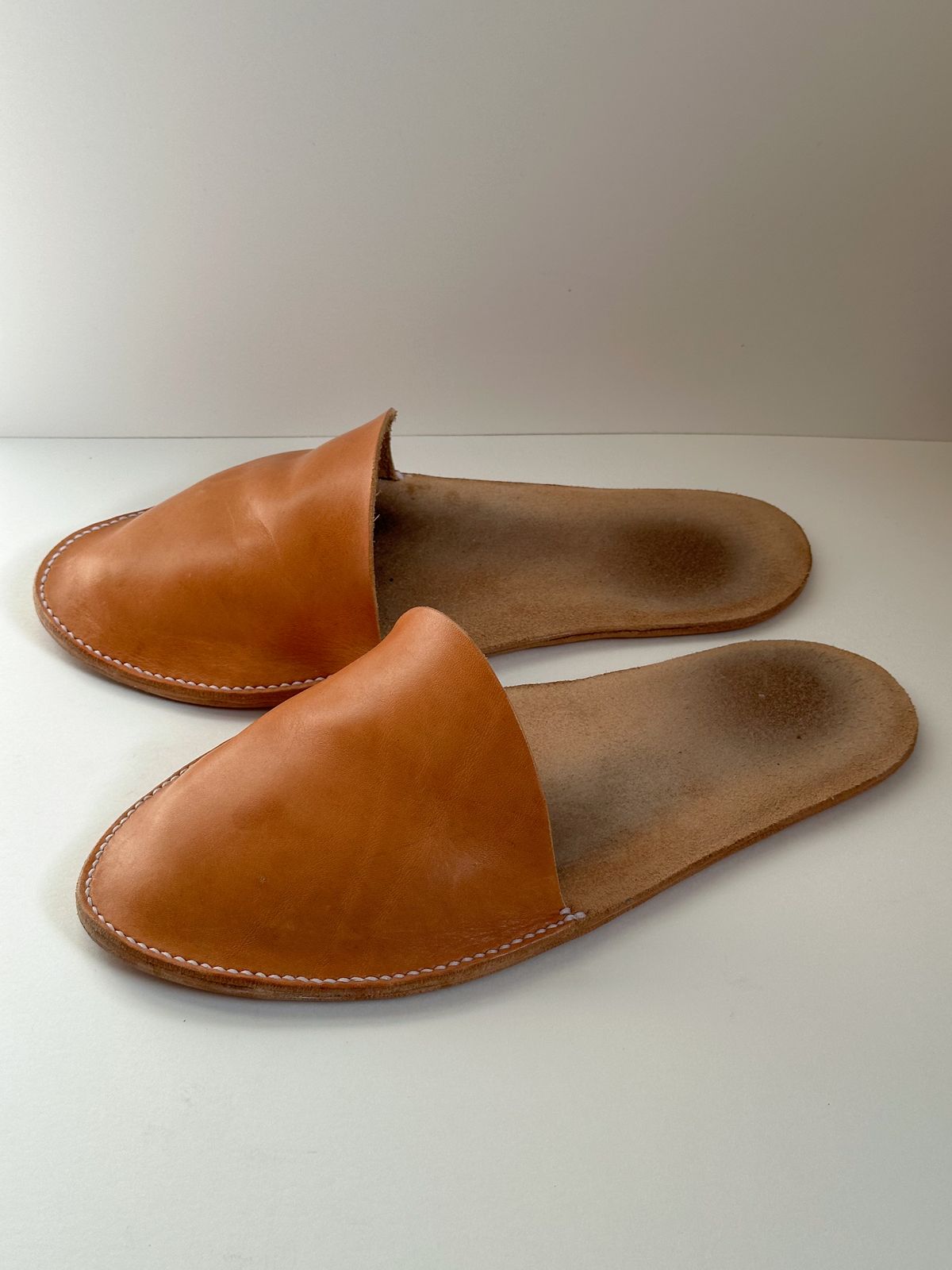 Photo by storybook.oak on November 5, 2024 of the Self-Made Slide in Horween Natural Essex.