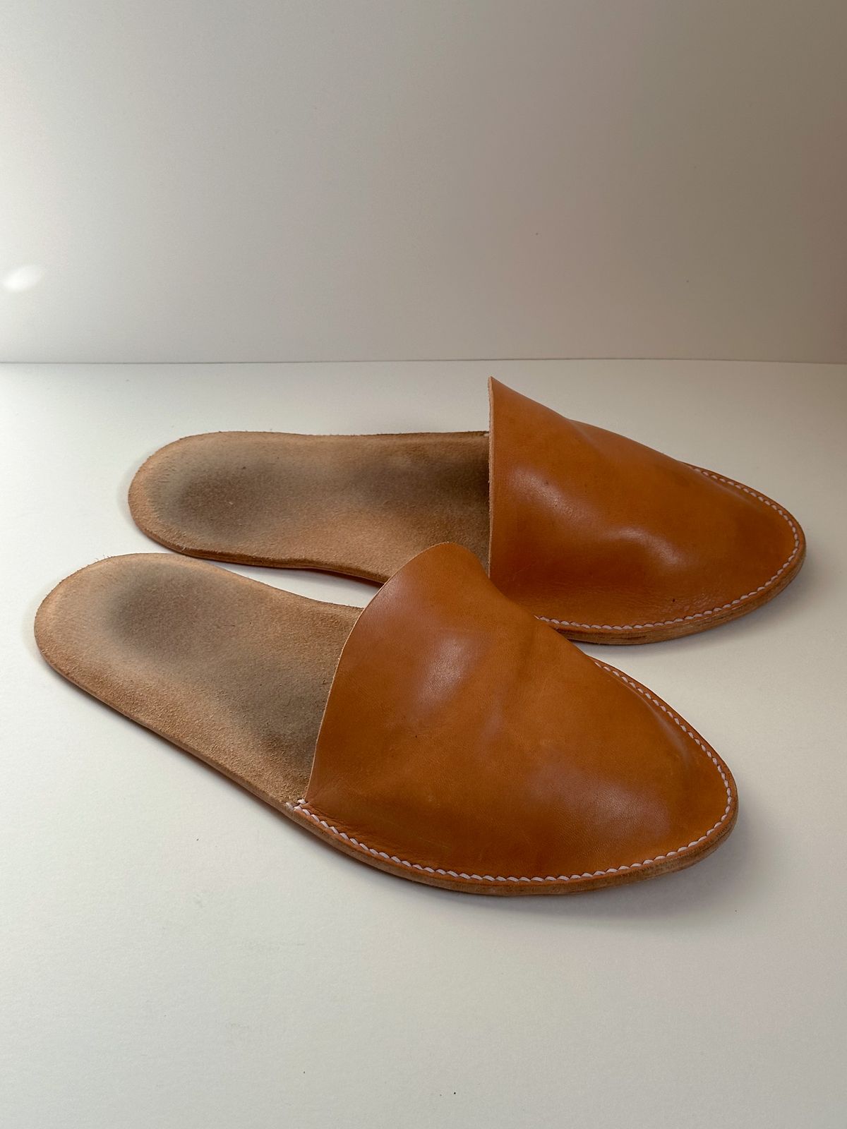 Photo by storybook.oak on November 5, 2024 of the Self-Made Slide in Horween Natural Essex.