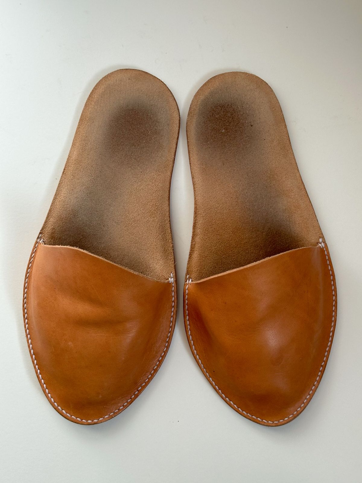 Photo by storybook.oak on November 5, 2024 of the Self-Made Slide in Horween Natural Essex.