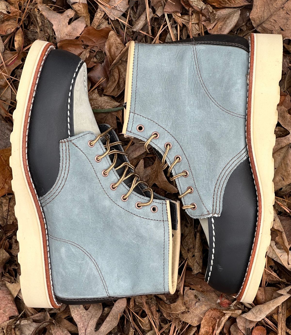 Photo by lee.goodson on December 1, 2024 of the Red Wing 6-Inch Classic Moc in Mulri-Indigo.