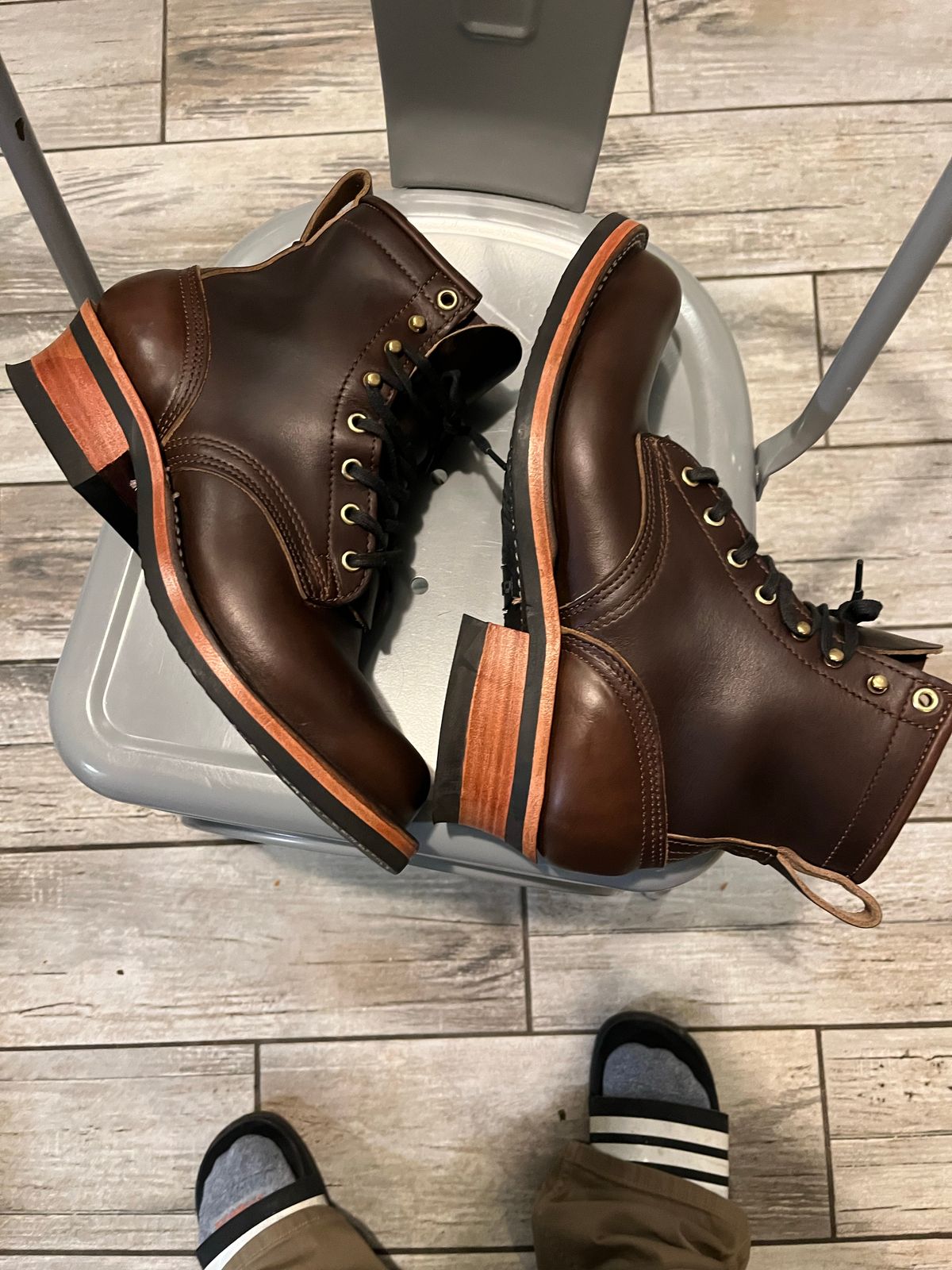 Photo by (deleted user) on November 1, 2022 of the Nicks Robert in Horween Brown Chromexcel.