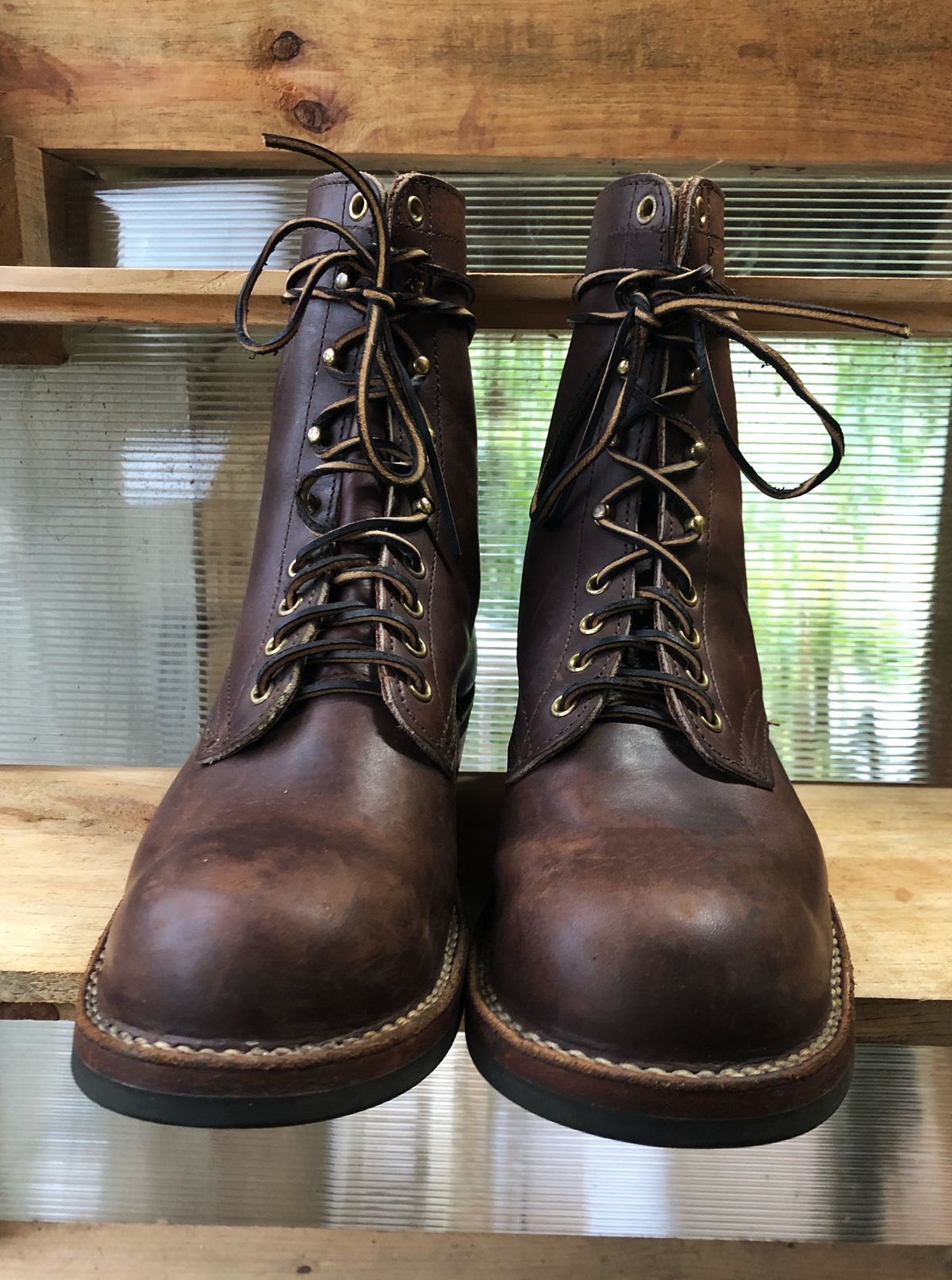 Photo by Nhannguyen on October 1, 2022 of the White's Smokejumper in Unlisted Leather.