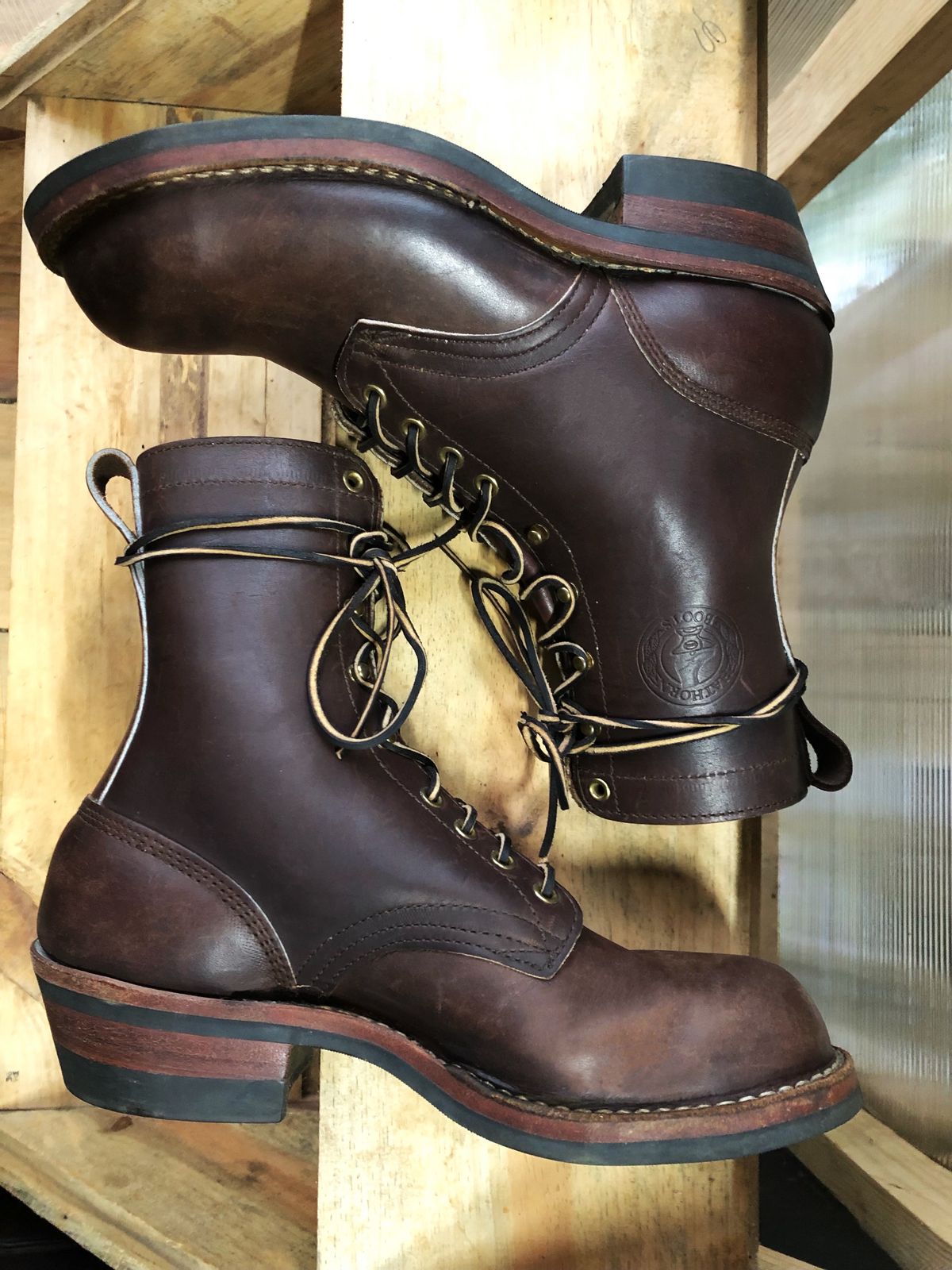 Photo by Nhannguyen on October 1, 2022 of the White's Smokejumper in Unlisted Leather.