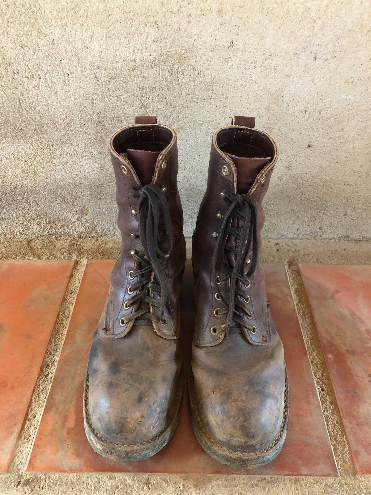 Photo by Nhannguyen on December 5, 2022 of the White's Smokejumper in Unlisted Leather.