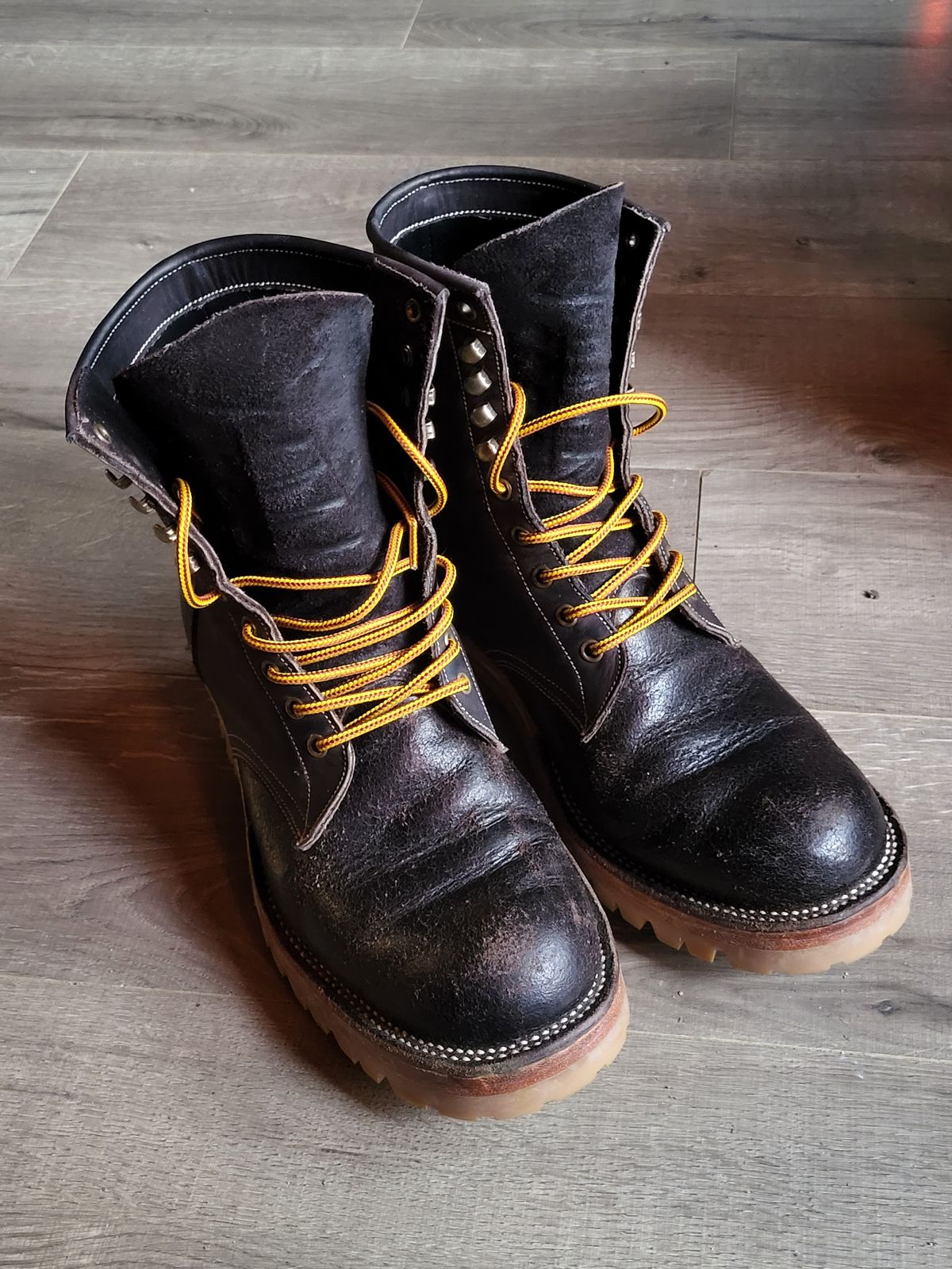 Photo by toddblas on November 10, 2023 of the Fortis Boots Custom DAKAR with Logger in Horween Java Waxed Flesh.