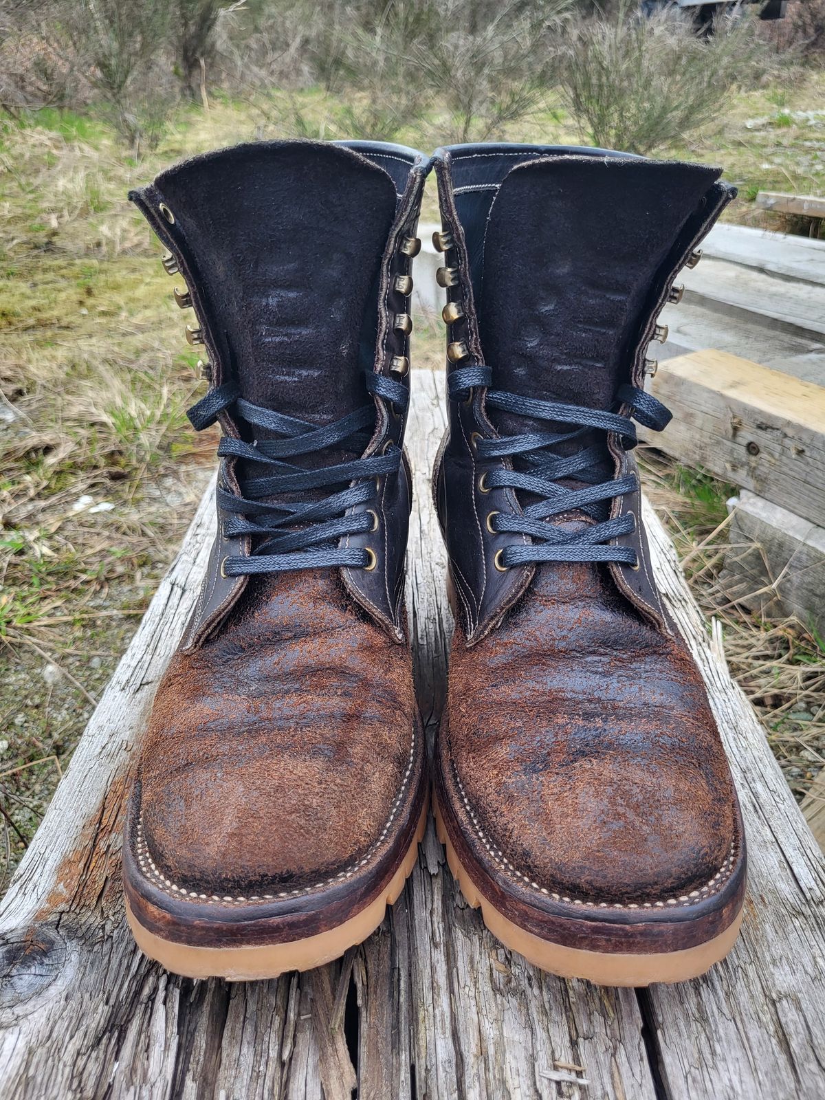 Photo by toddblas on April 2, 2024 of the Fortis Boots Custom DAKAR with Logger in Horween Java Waxed Flesh.