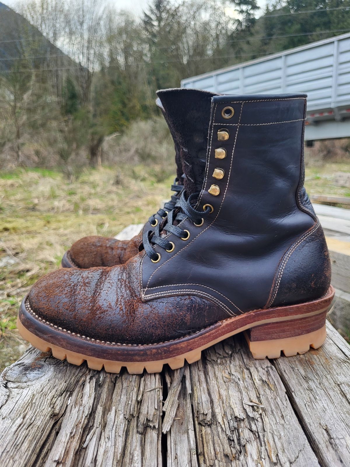 Photo by toddblas on April 2, 2024 of the Fortis Boots Custom DAKAR with Logger in Horween Java Waxed Flesh.