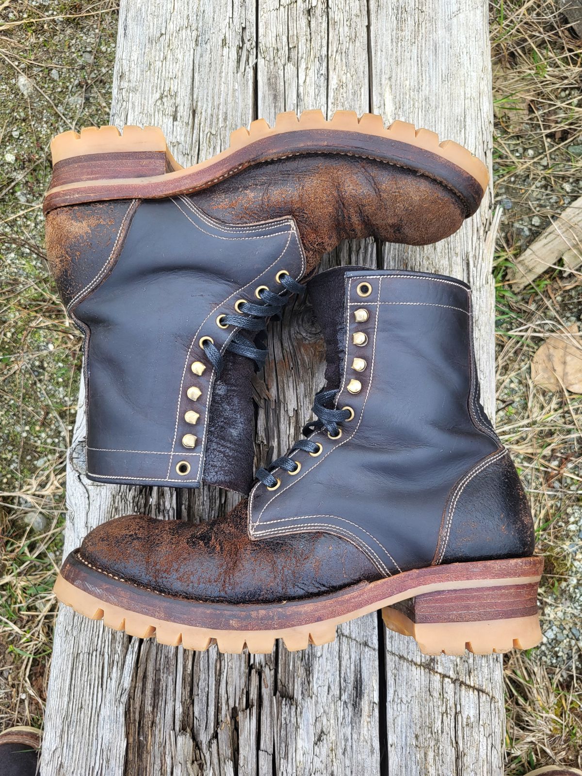 Photo by toddblas on April 2, 2024 of the Fortis Boots Custom DAKAR with Logger in Horween Java Waxed Flesh.