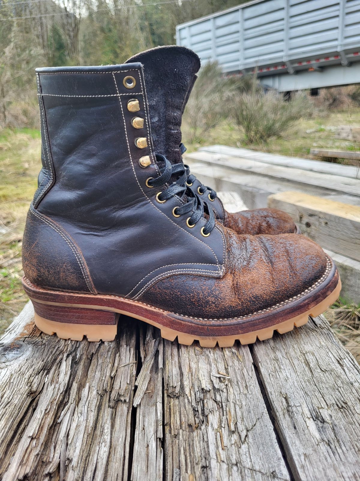Photo by toddblas on April 2, 2024 of the Fortis Boots Custom DAKAR with Logger in Horween Java Waxed Flesh.