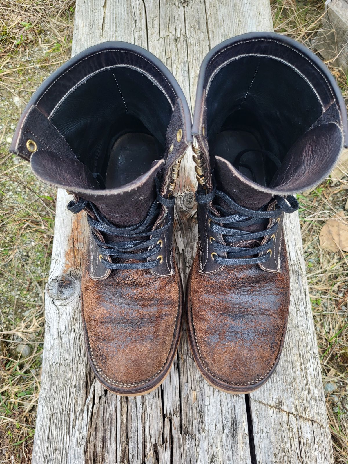 Photo by toddblas on April 2, 2024 of the Fortis Boots Custom DAKAR with Logger in Horween Java Waxed Flesh.