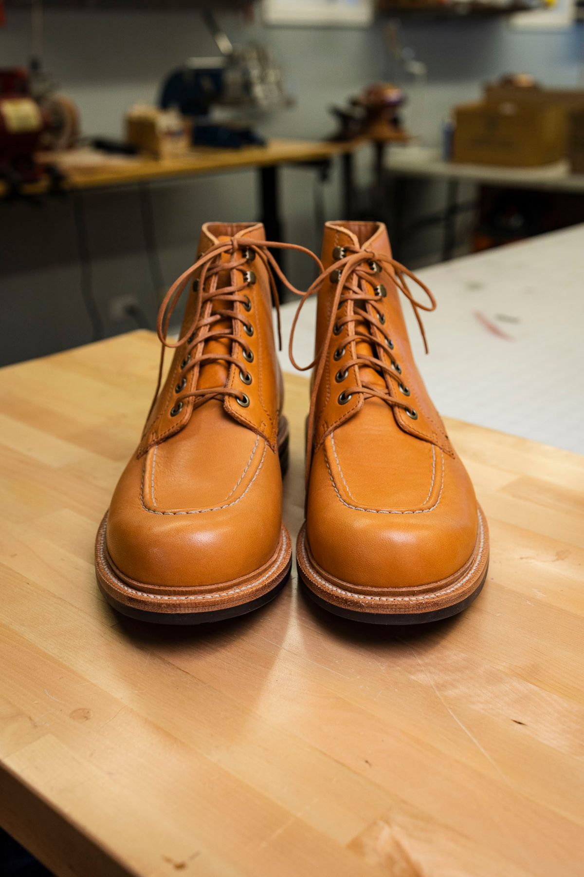 Photo by itsphil on October 3, 2022 of the Grant Stone Brass Boot in Horween English Tan Essex.