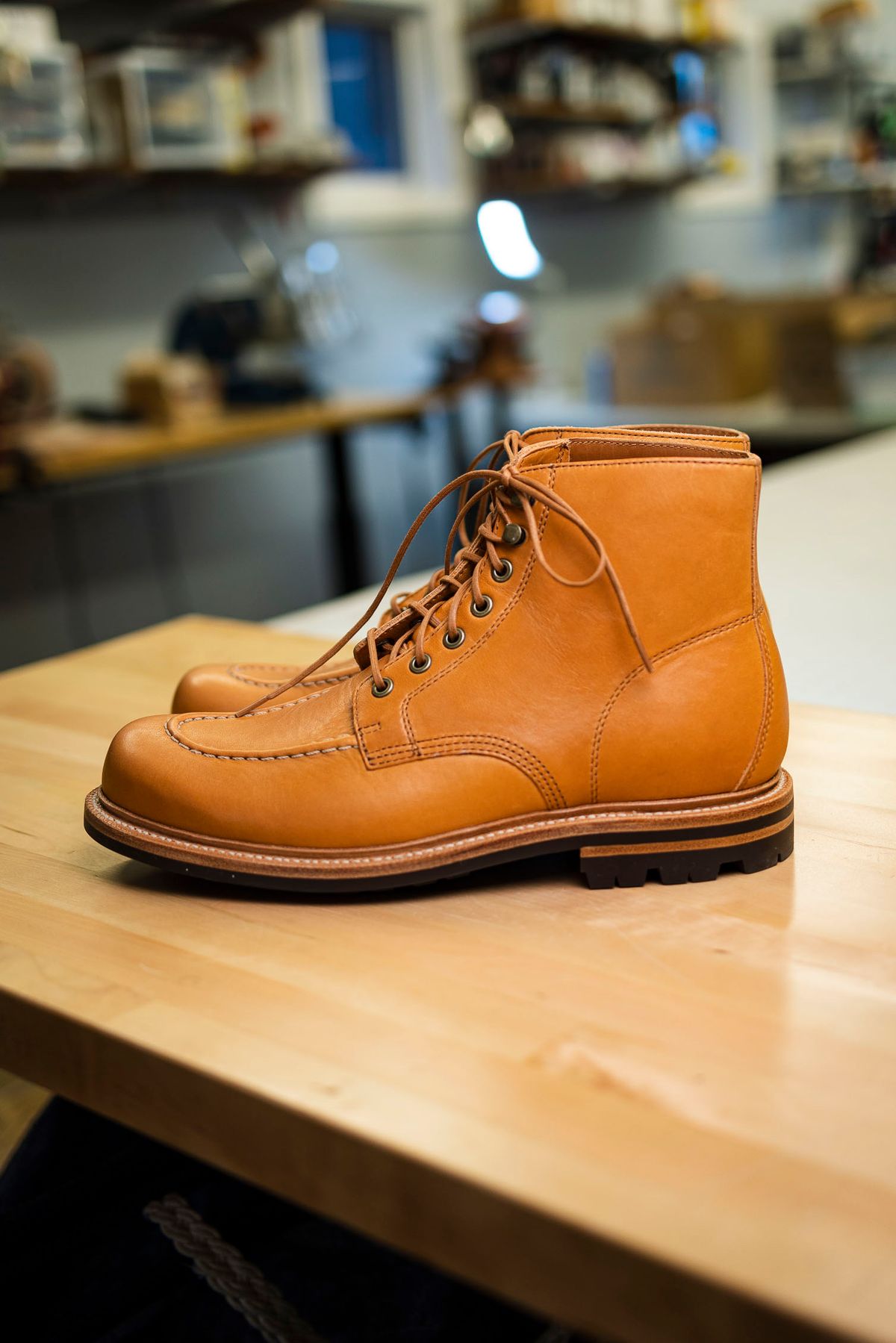 Photo by itsphil on October 3, 2022 of the Grant Stone Brass Boot in Horween English Tan Essex.