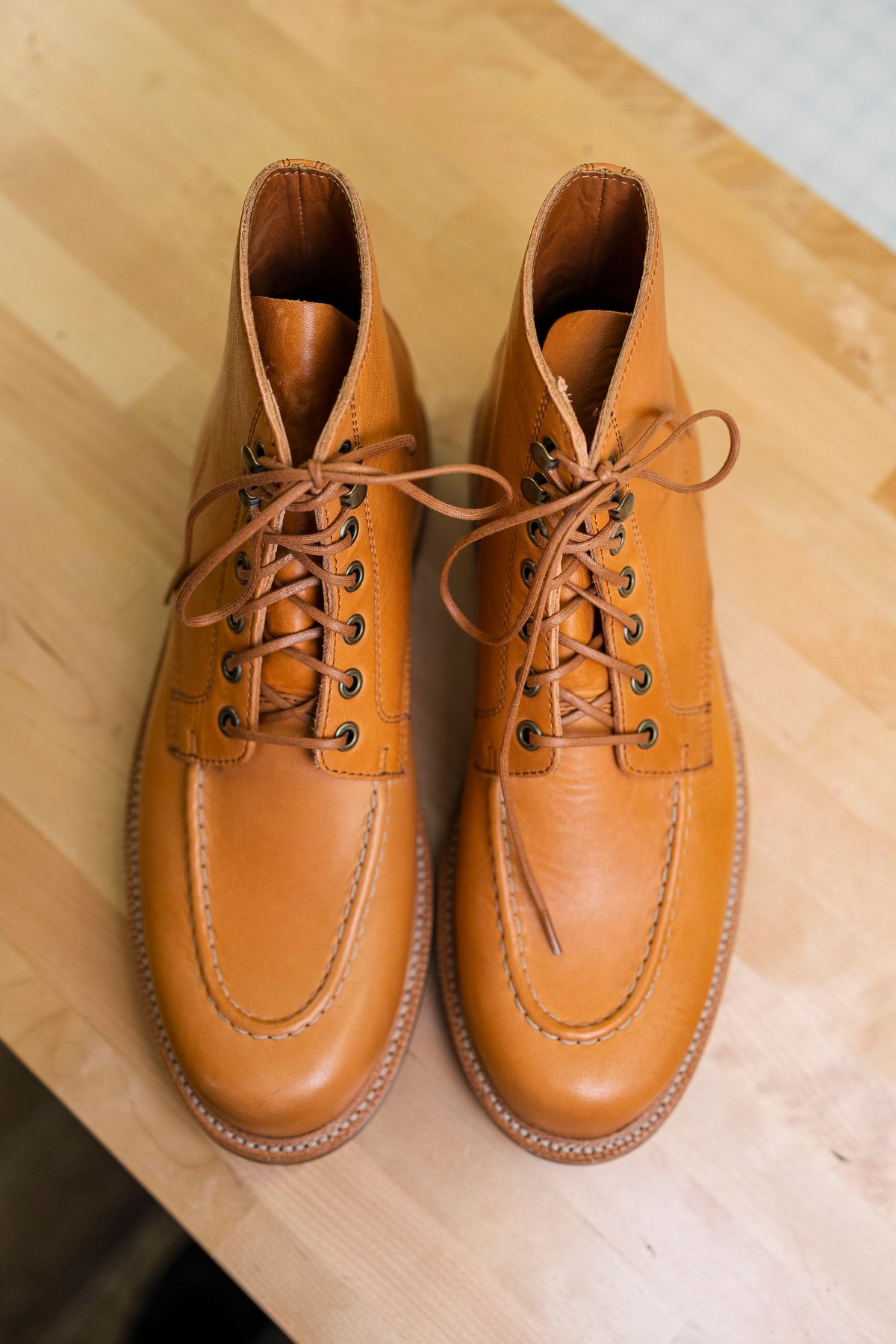Photo by itsphil on October 3, 2022 of the Grant Stone Brass Boot in Horween English Tan Essex.