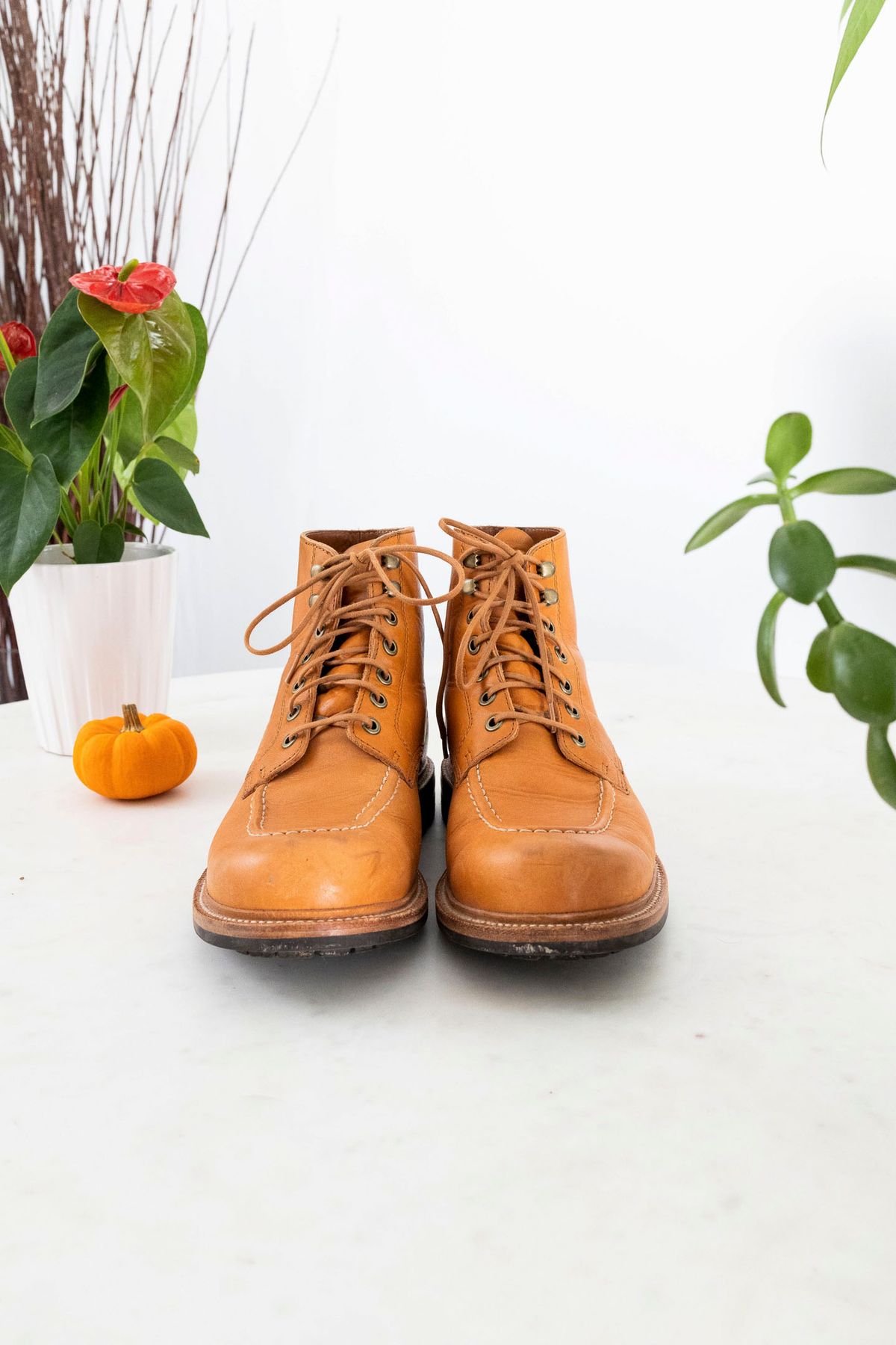 Photo by itsphil on November 1, 2022 of the Grant Stone Brass Boot in Horween English Tan Essex.