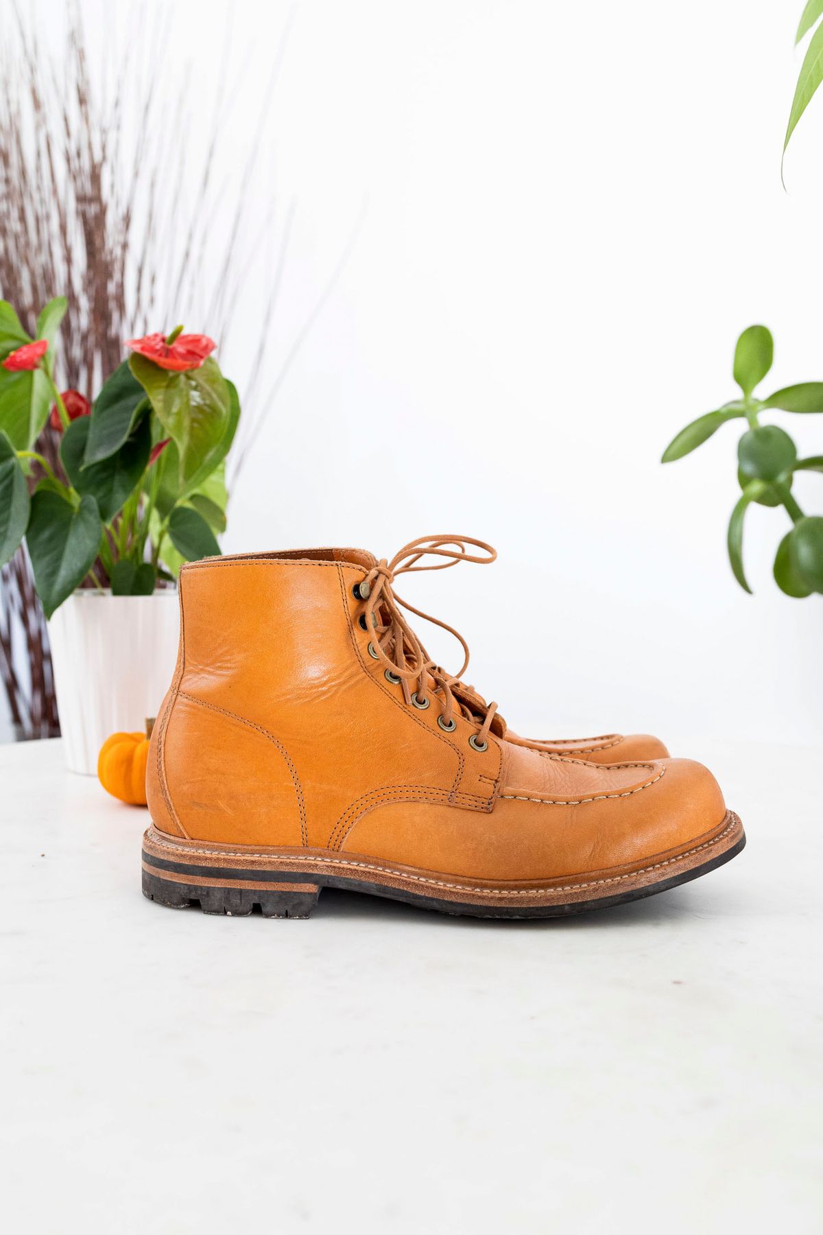Photo by itsphil on November 1, 2022 of the Grant Stone Brass Boot in Horween English Tan Essex.