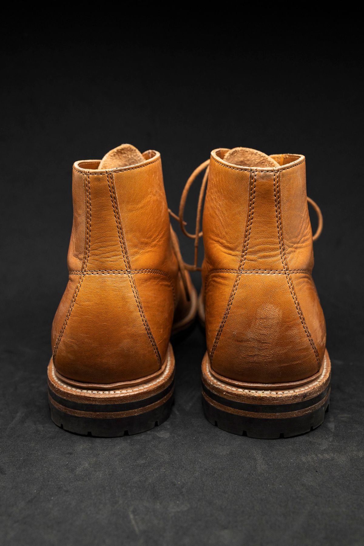 Photo by itsphil on December 2, 2022 of the Grant Stone Brass Boot in Horween English Tan Essex.