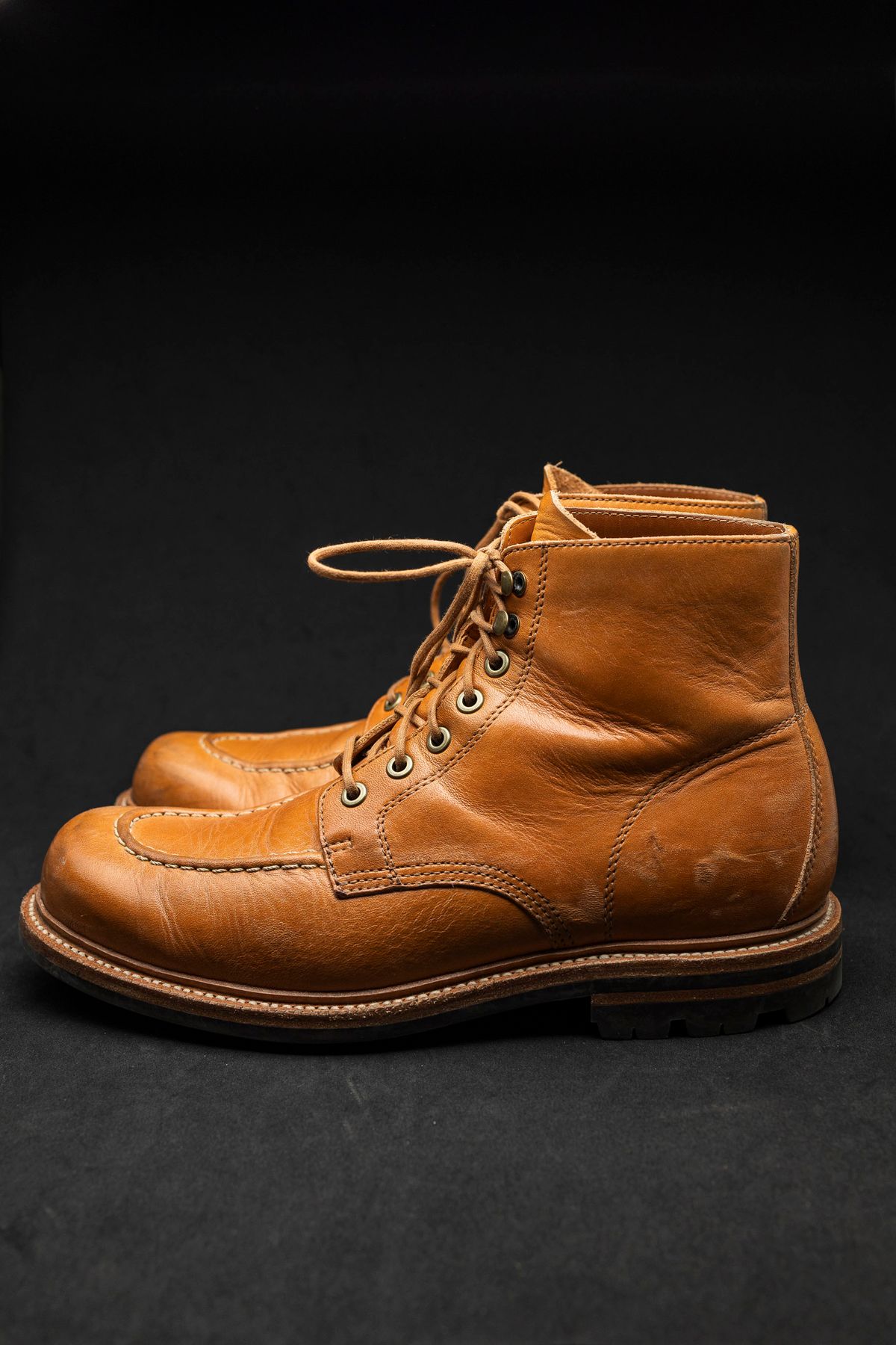 Photo by itsphil on December 2, 2022 of the Grant Stone Brass Boot in Horween English Tan Essex.