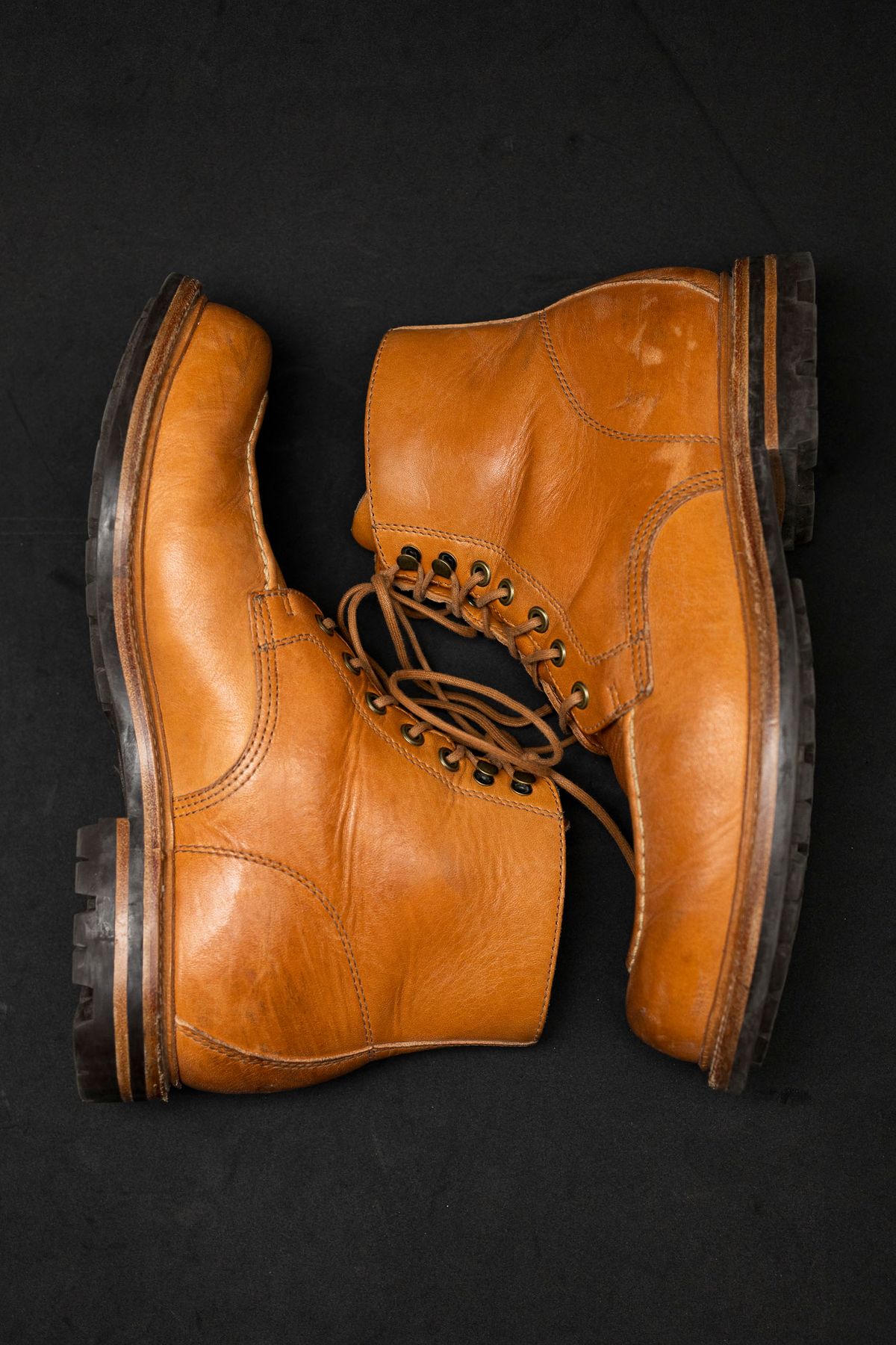 Photo by itsphil on December 2, 2022 of the Grant Stone Brass Boot in Horween English Tan Essex.