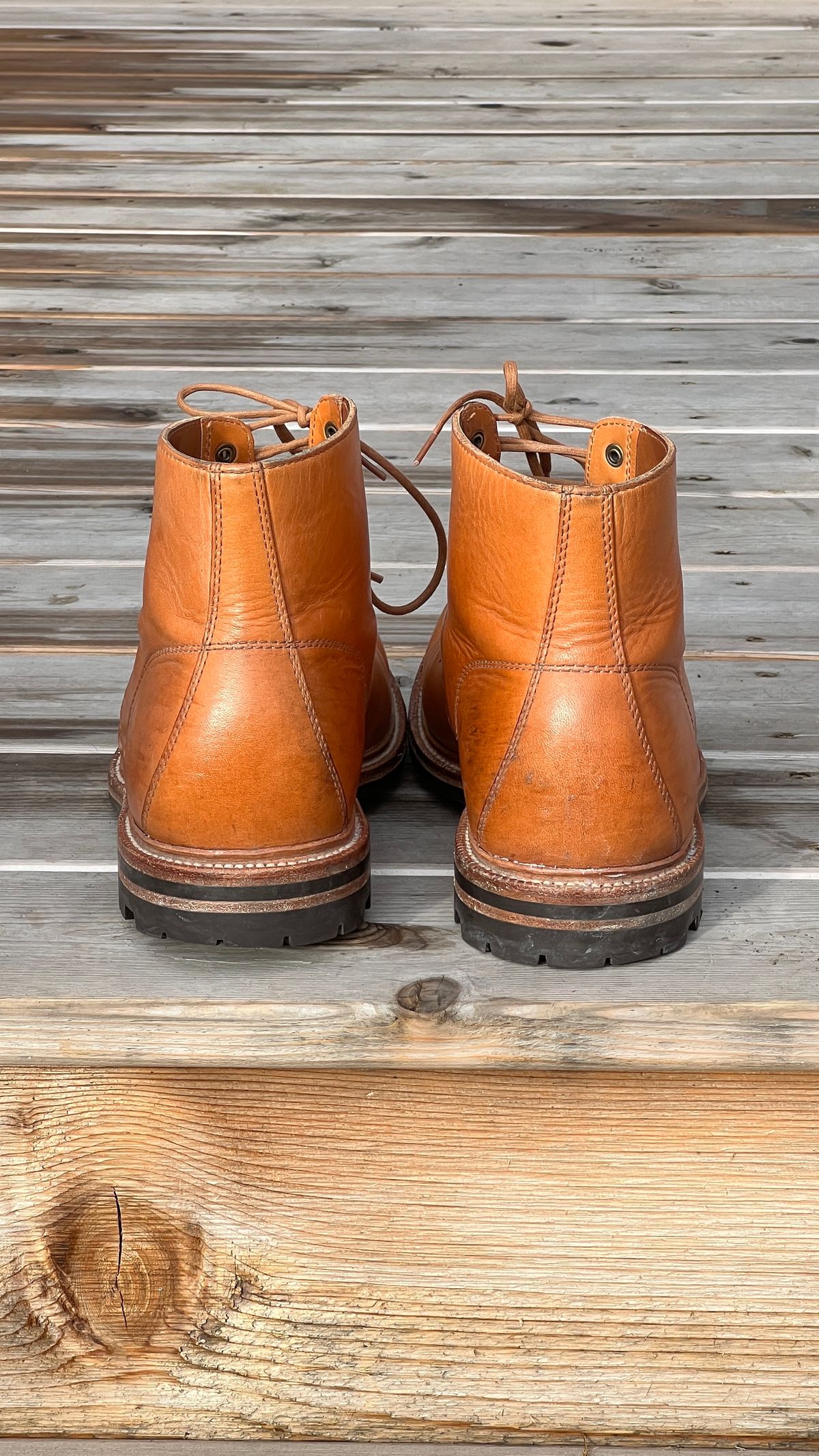 Photo by itsphil on January 1, 2023 of the Grant Stone Brass Boot in Horween English Tan Essex.