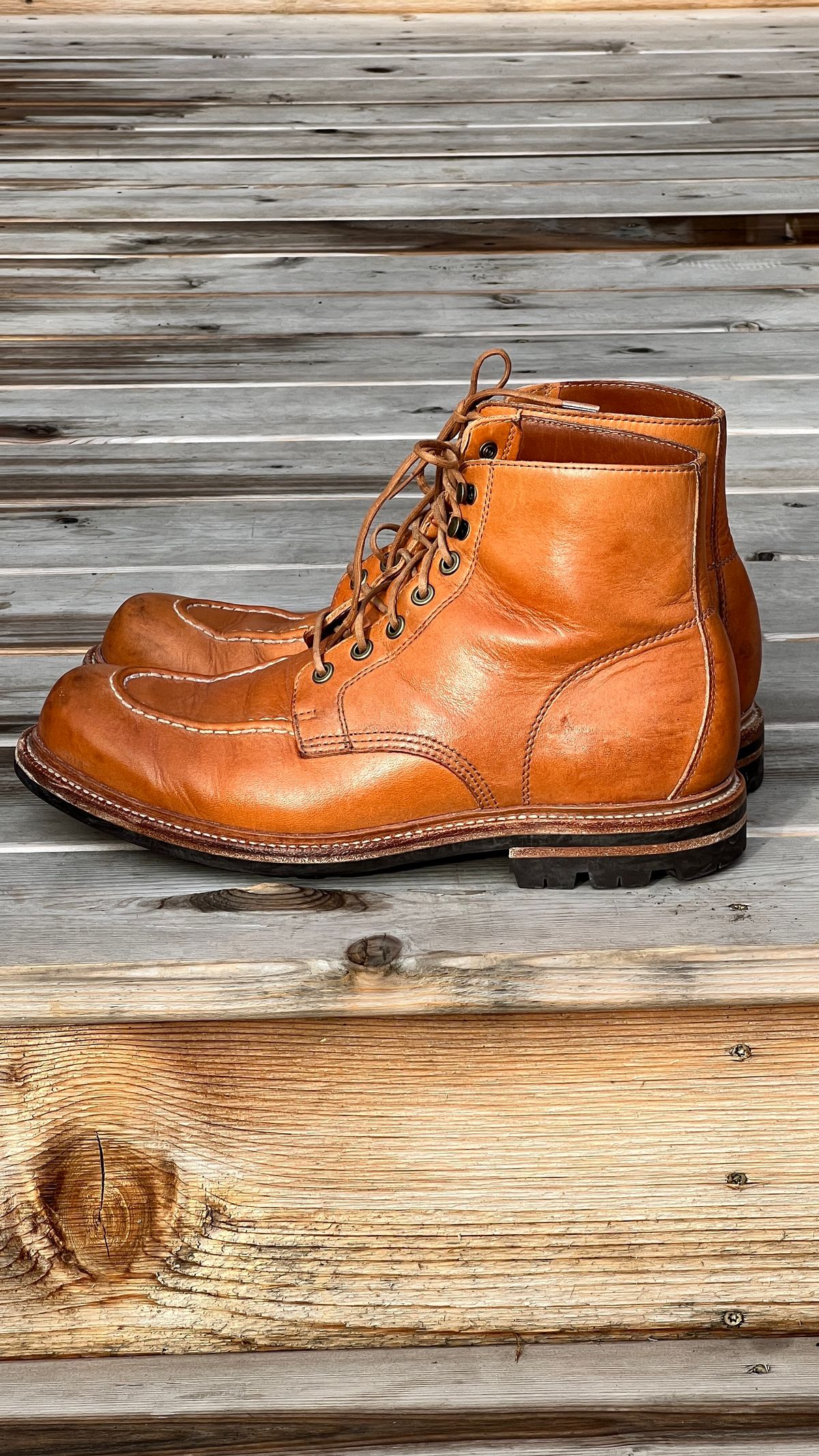 Photo by itsphil on January 1, 2023 of the Grant Stone Brass Boot in Horween English Tan Essex.