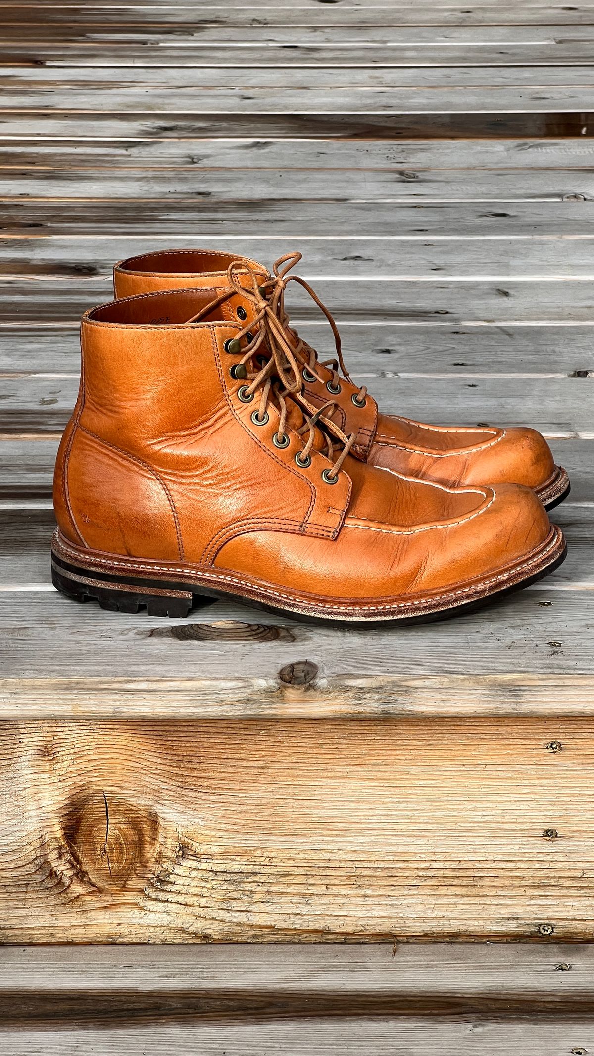 Photo by itsphil on January 1, 2023 of the Grant Stone Brass Boot in Horween English Tan Essex.