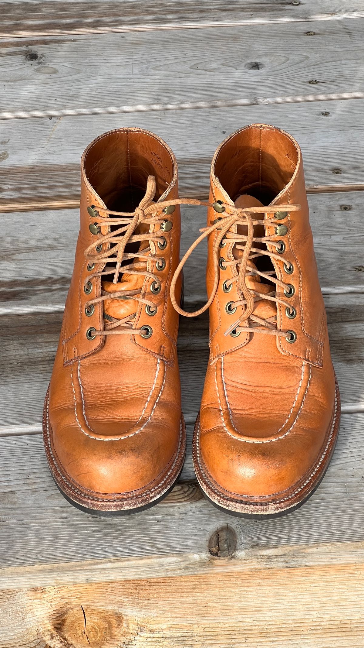 Photo by itsphil on January 1, 2023 of the Grant Stone Brass Boot in Horween English Tan Essex.