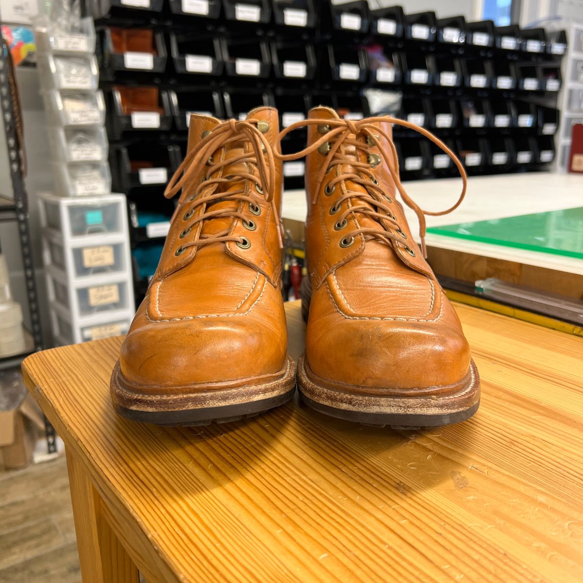 Photo by itsphil on February 4, 2023 of the Grant Stone Brass Boot in Horween English Tan Essex.