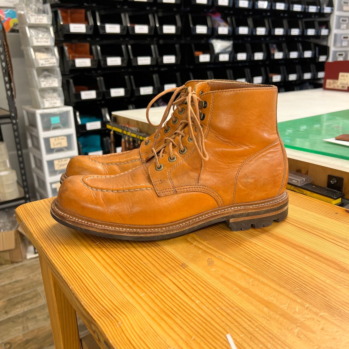 Photo by itsphil on February 4, 2023 of the Grant Stone Brass Boot in Horween English Tan Essex.