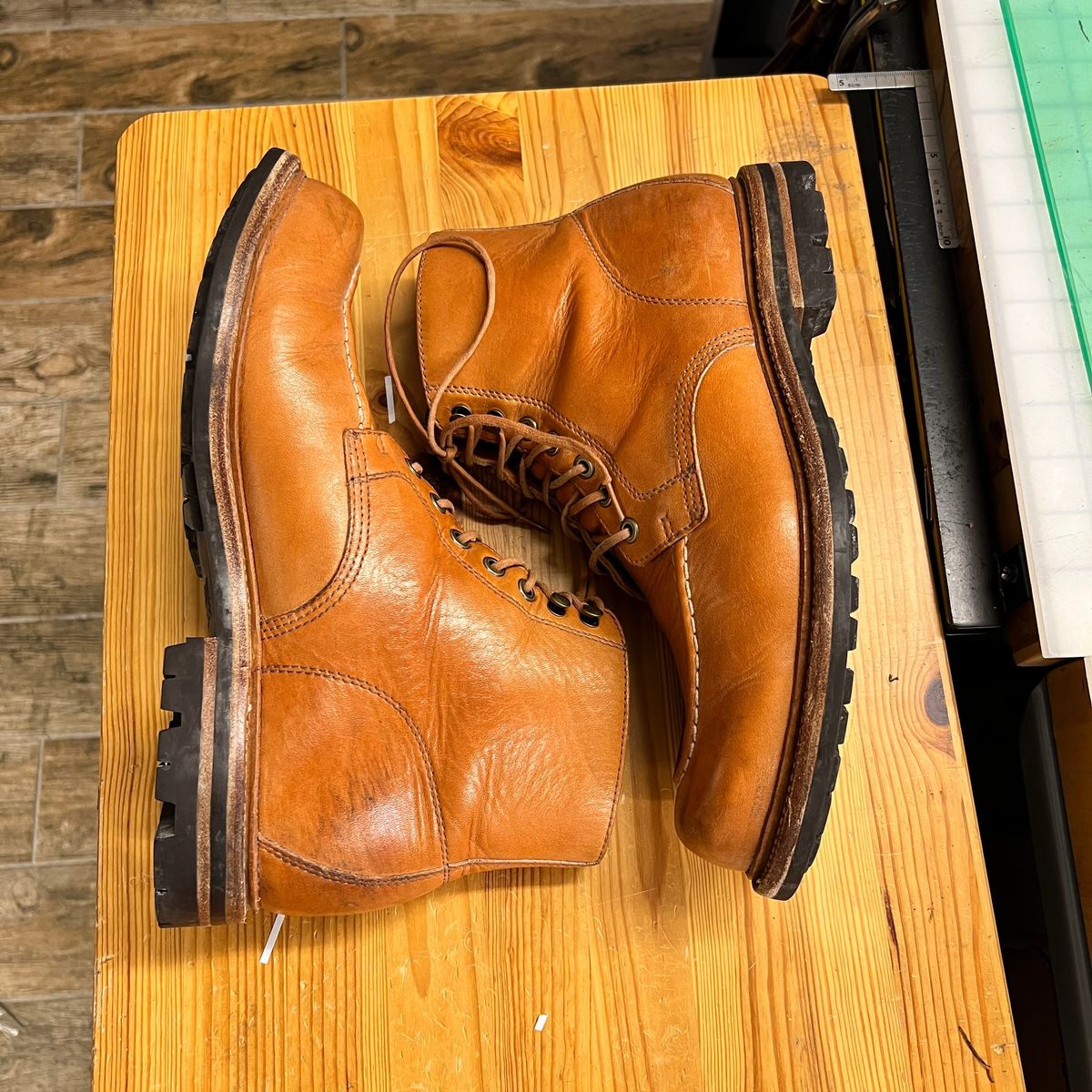 Photo by itsphil on February 4, 2023 of the Grant Stone Brass Boot in Horween English Tan Essex.