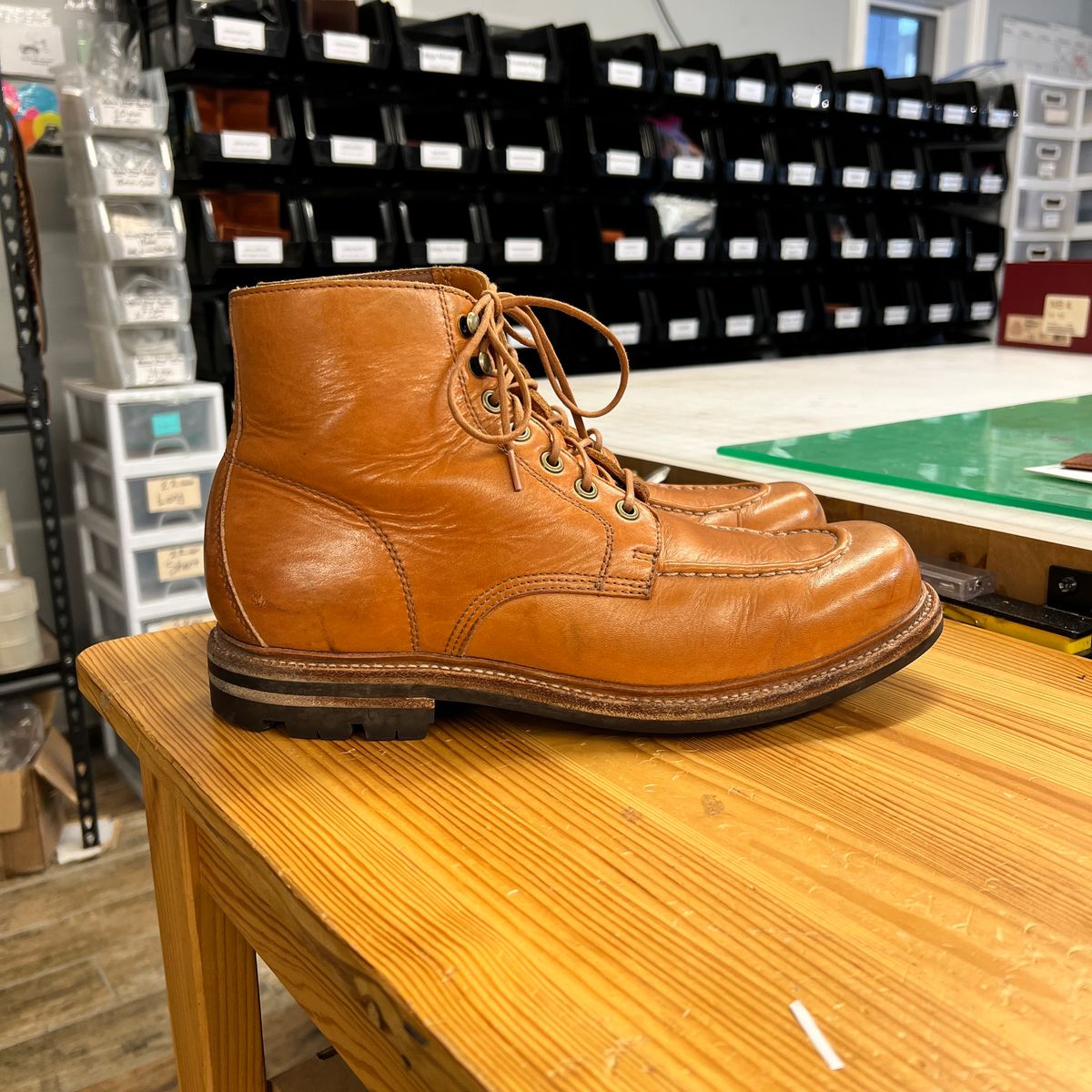 Photo by itsphil on February 4, 2023 of the Grant Stone Brass Boot in Horween English Tan Essex.