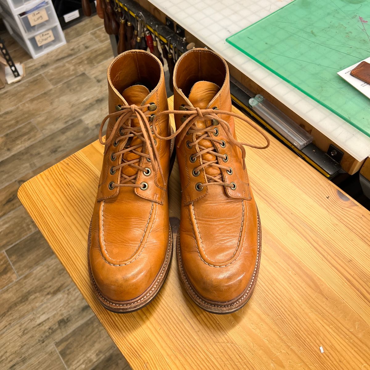 Photo by itsphil on February 4, 2023 of the Grant Stone Brass Boot in Horween English Tan Essex.