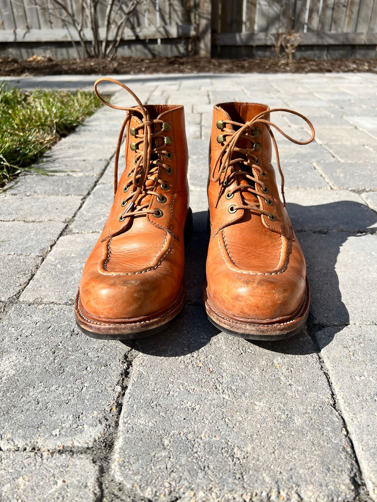 Photo by itsphil on March 4, 2023 of the Grant Stone Brass Boot in Horween English Tan Essex.