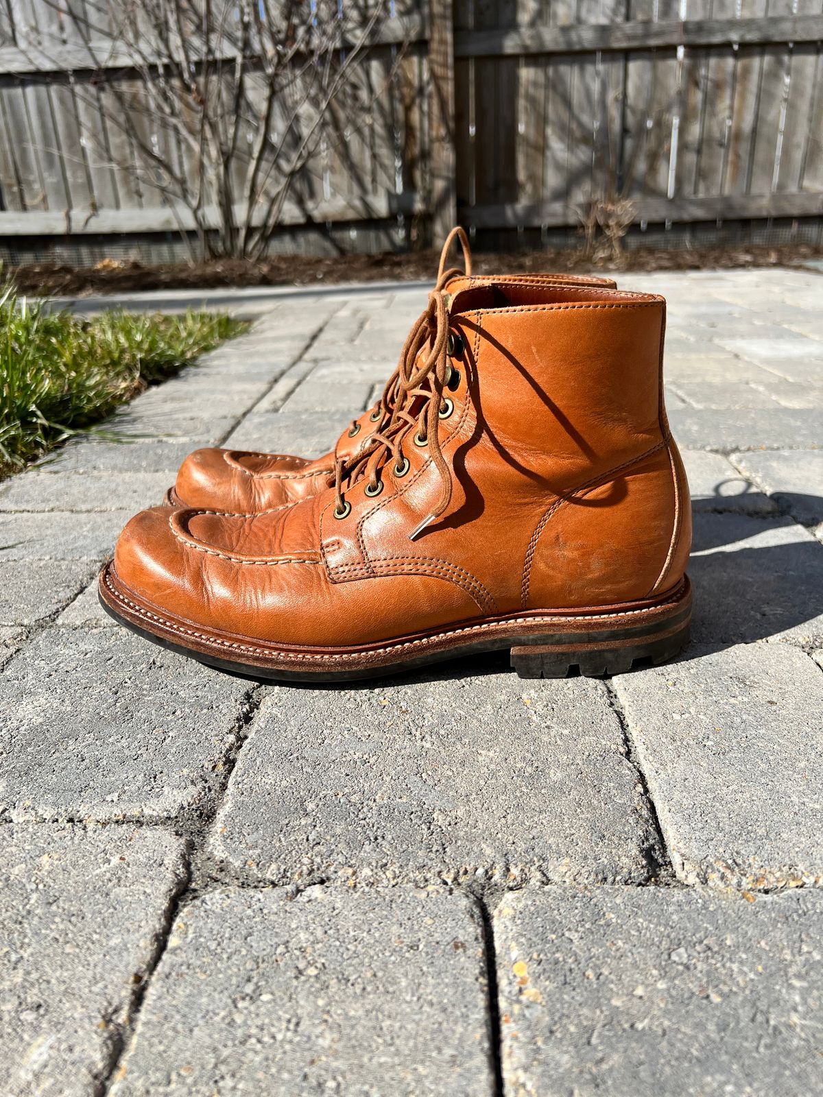 Photo by itsphil on March 4, 2023 of the Grant Stone Brass Boot in Horween English Tan Essex.