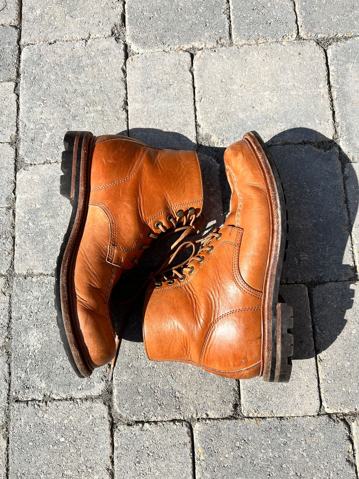 Photo by itsphil on March 4, 2023 of the Grant Stone Brass Boot in Horween English Tan Essex.