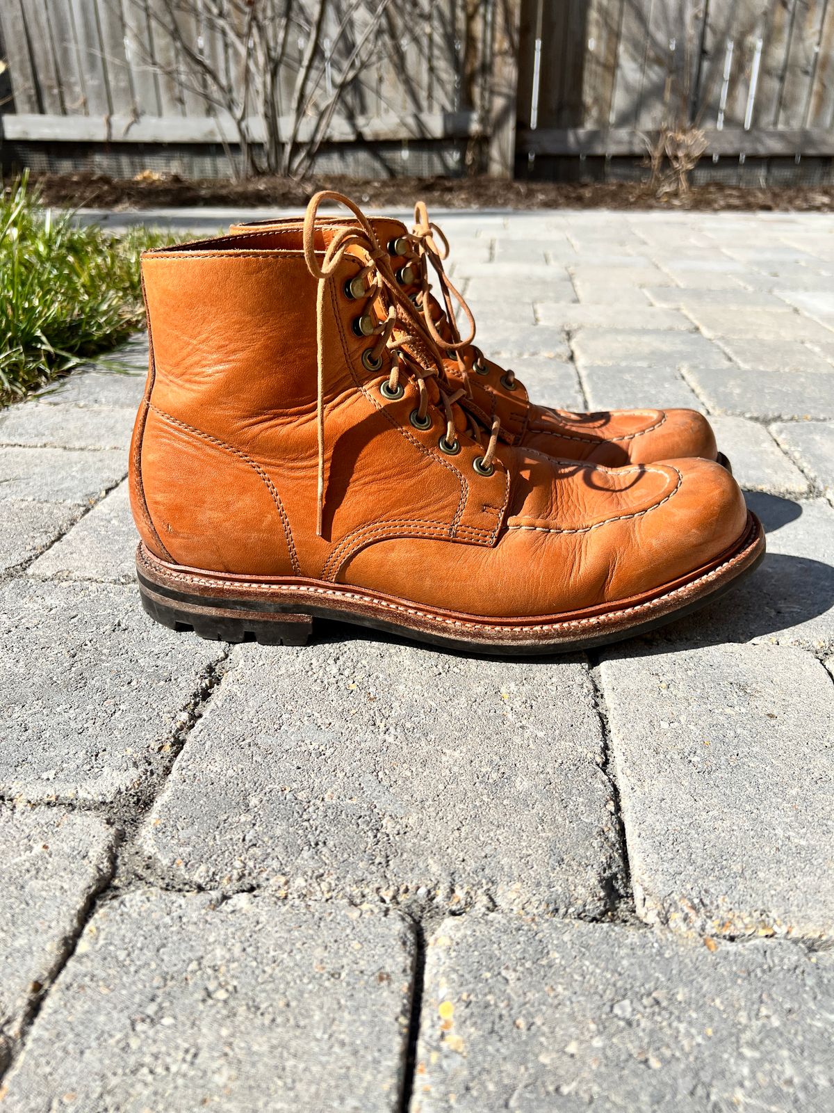 Photo by itsphil on March 4, 2023 of the Grant Stone Brass Boot in Horween English Tan Essex.